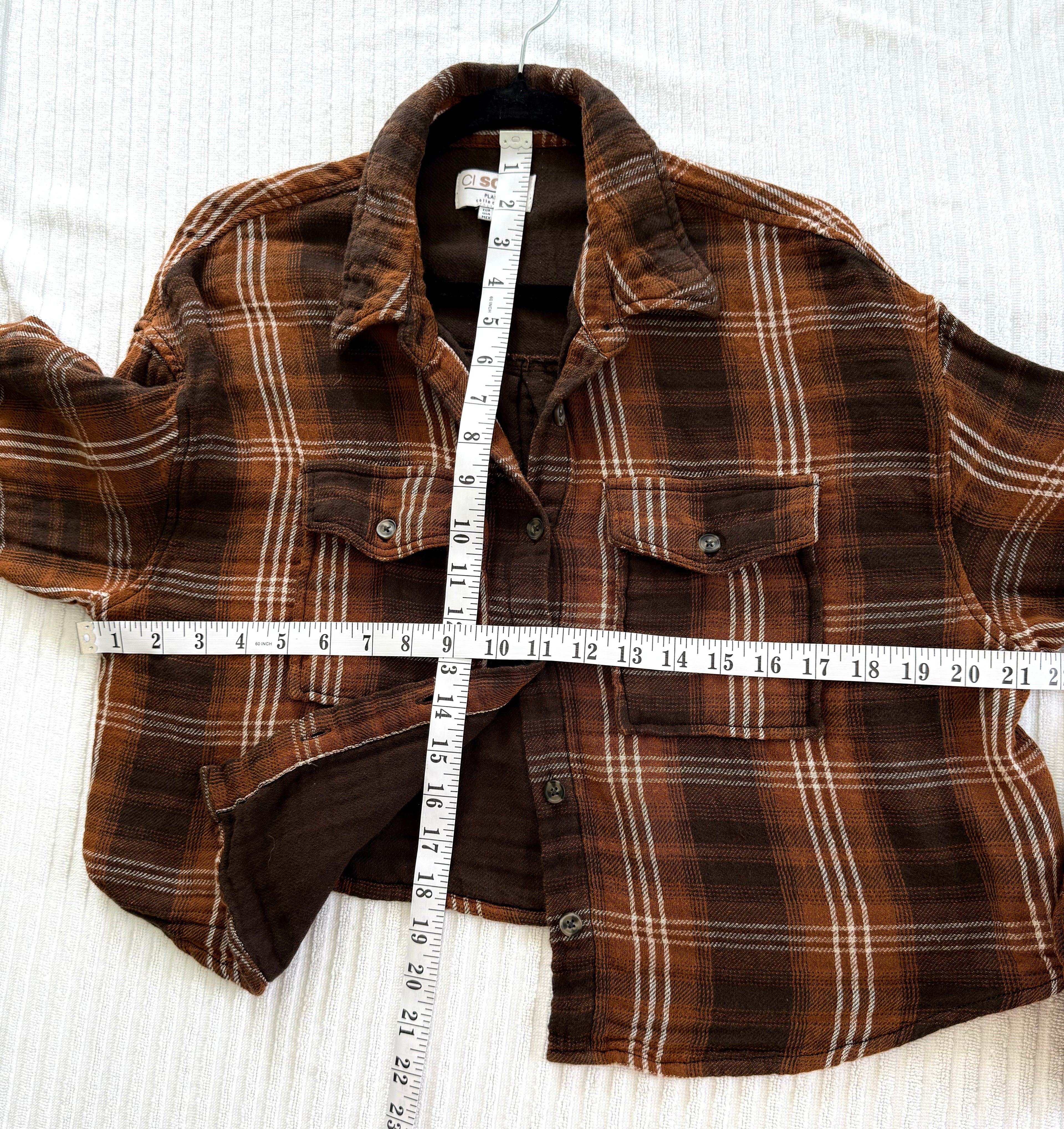 100% Cotton Ci Sono Cropped Plaid Shirt | Size M measuring 18" back length and 22" front length and 42" bust 