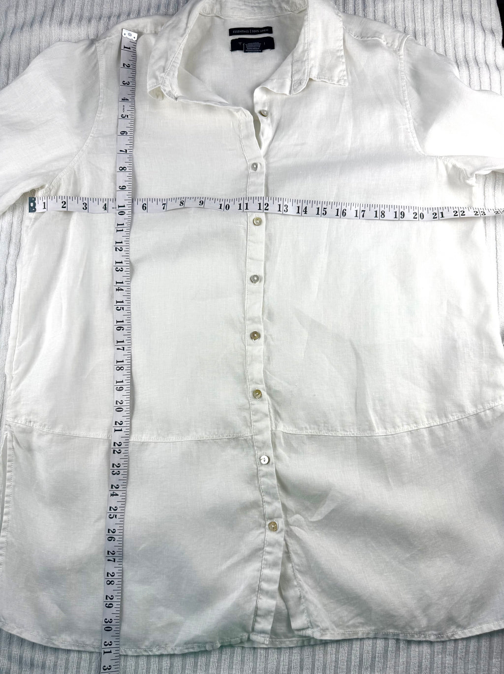 100% Linen Tahari Button-Down Tunic | XL  at Blue Sparrow Resale Shop Canada measuring 46" bust and 31" shoulder to hem 