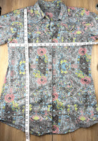 100% cotton Wrangler Cowgirl Western Button Front Shirt with Rhinestone detail measuring 40" bust and 28" shoulder to hem 