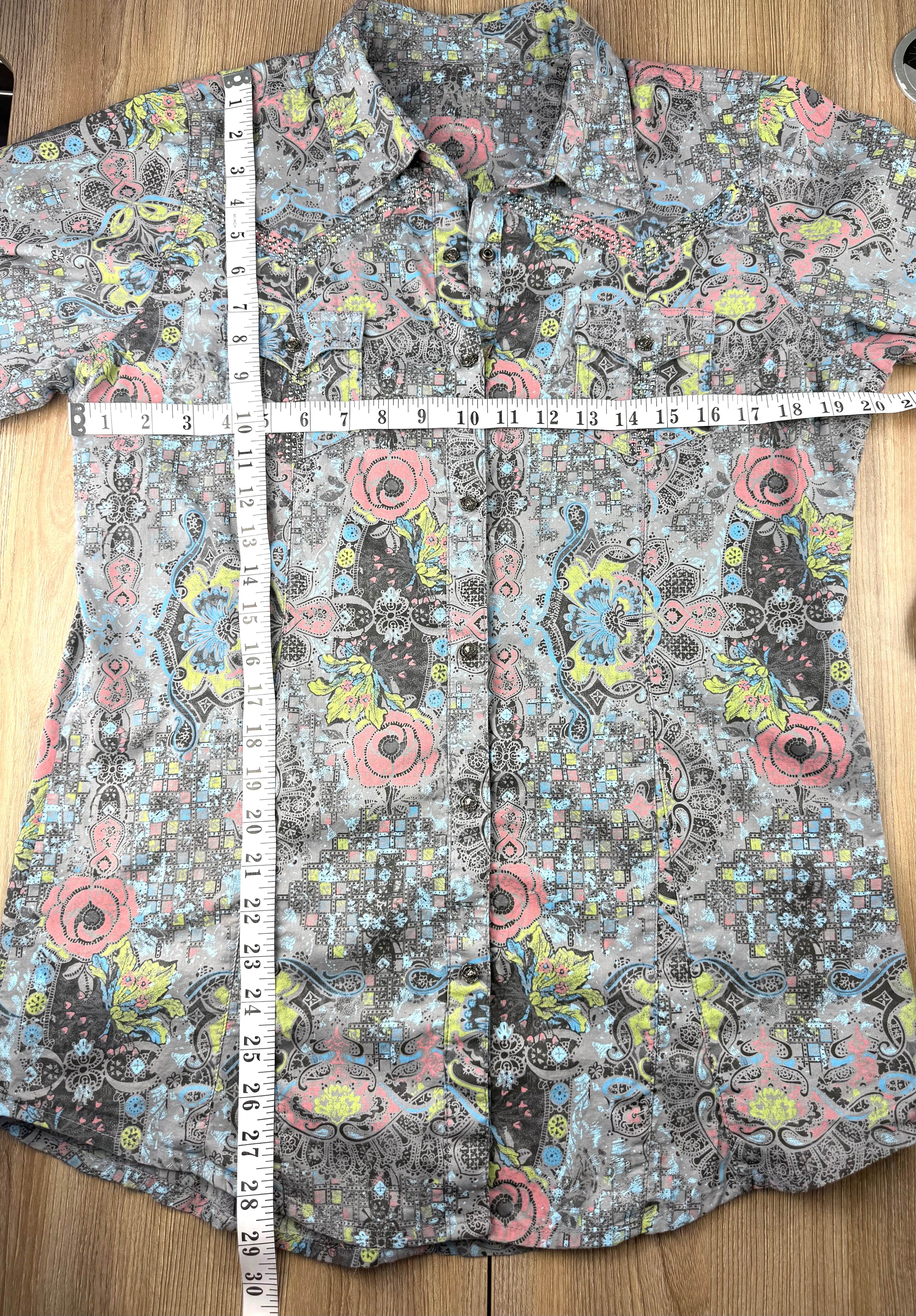 100% cotton Wrangler Cowgirl Western Button Front Shirt with Rhinestone detail measuring 40" bust and 28" shoulder to hem 