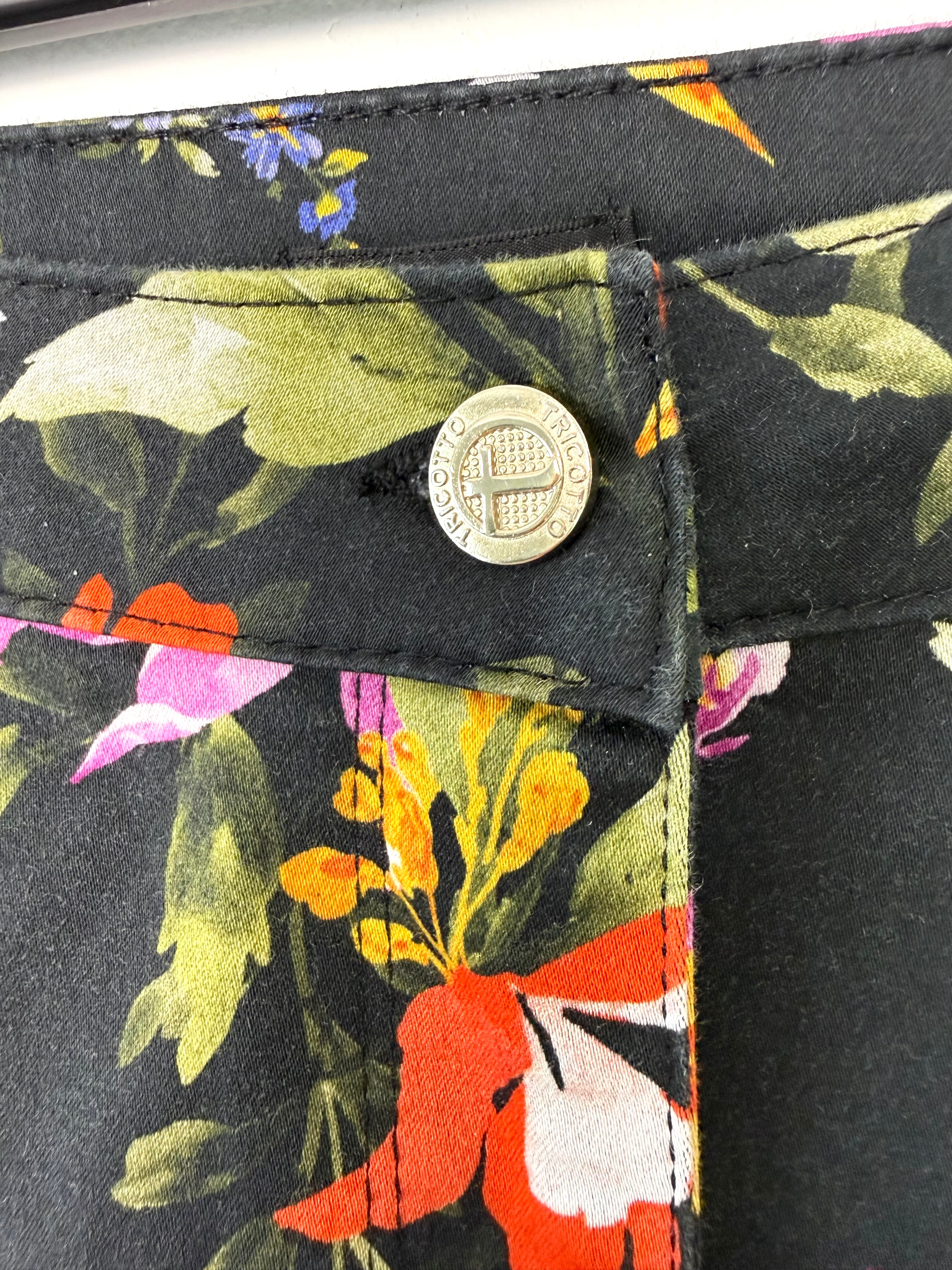 67% cotton Tricotto black tropical botanical floral skinny pants  size 10 Canadian brand — Blue Sparrow Shop  close up of button