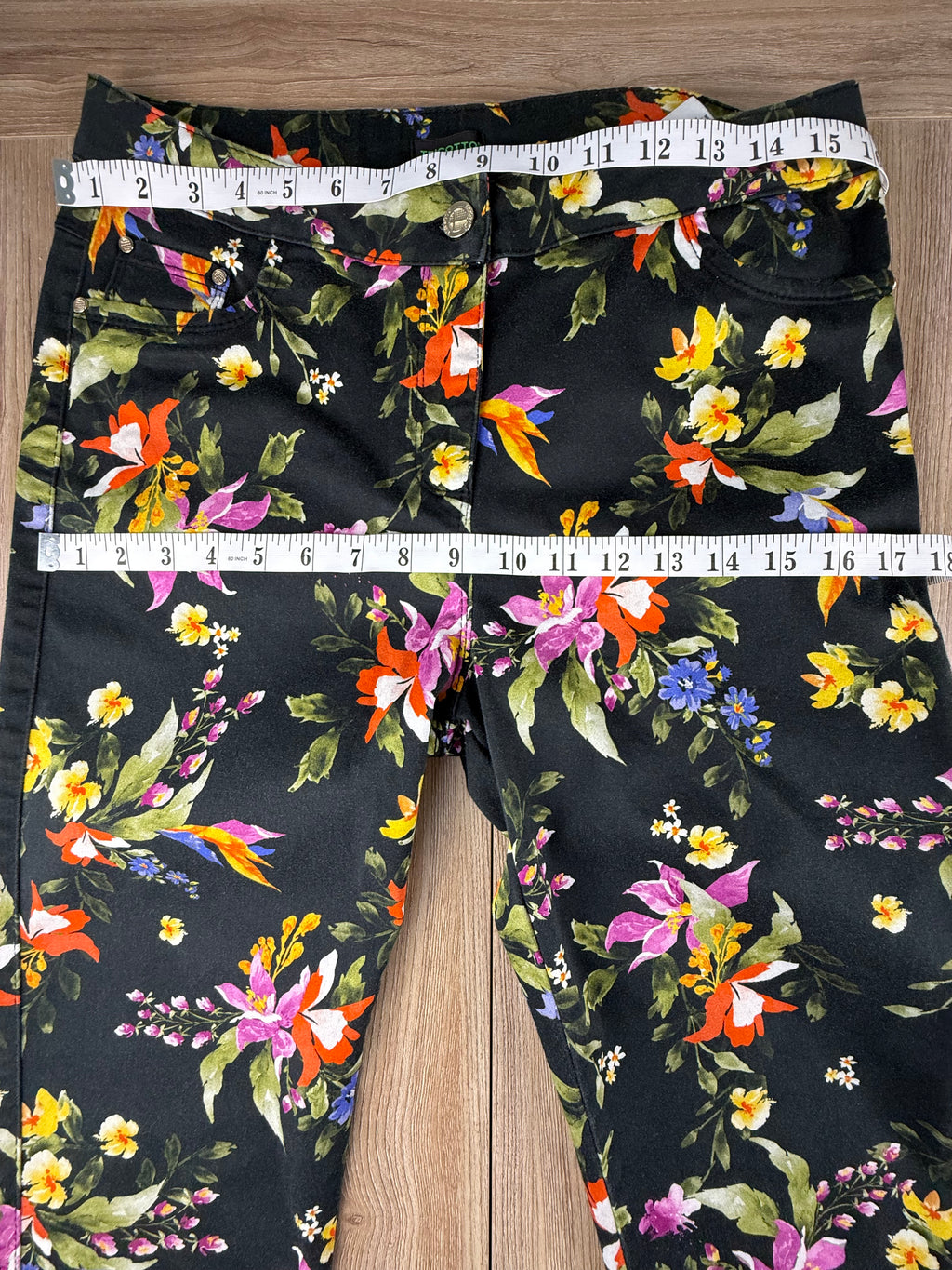 67% cotton Tricotto black tropical botanical floral skinny pants  size 10 Canadian brand — Blue Sparrow Shop  measuring 32" waist and 34" hips 