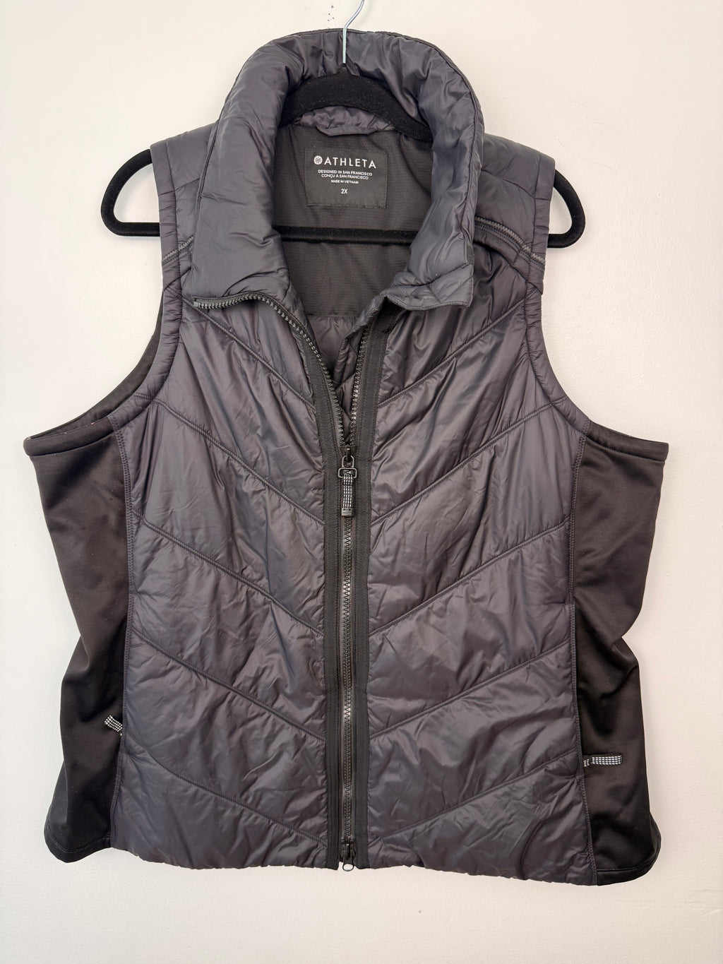 Athleta Rock Ridge PrimaLoft Insulated Vest in Black | Size 2X on hanger