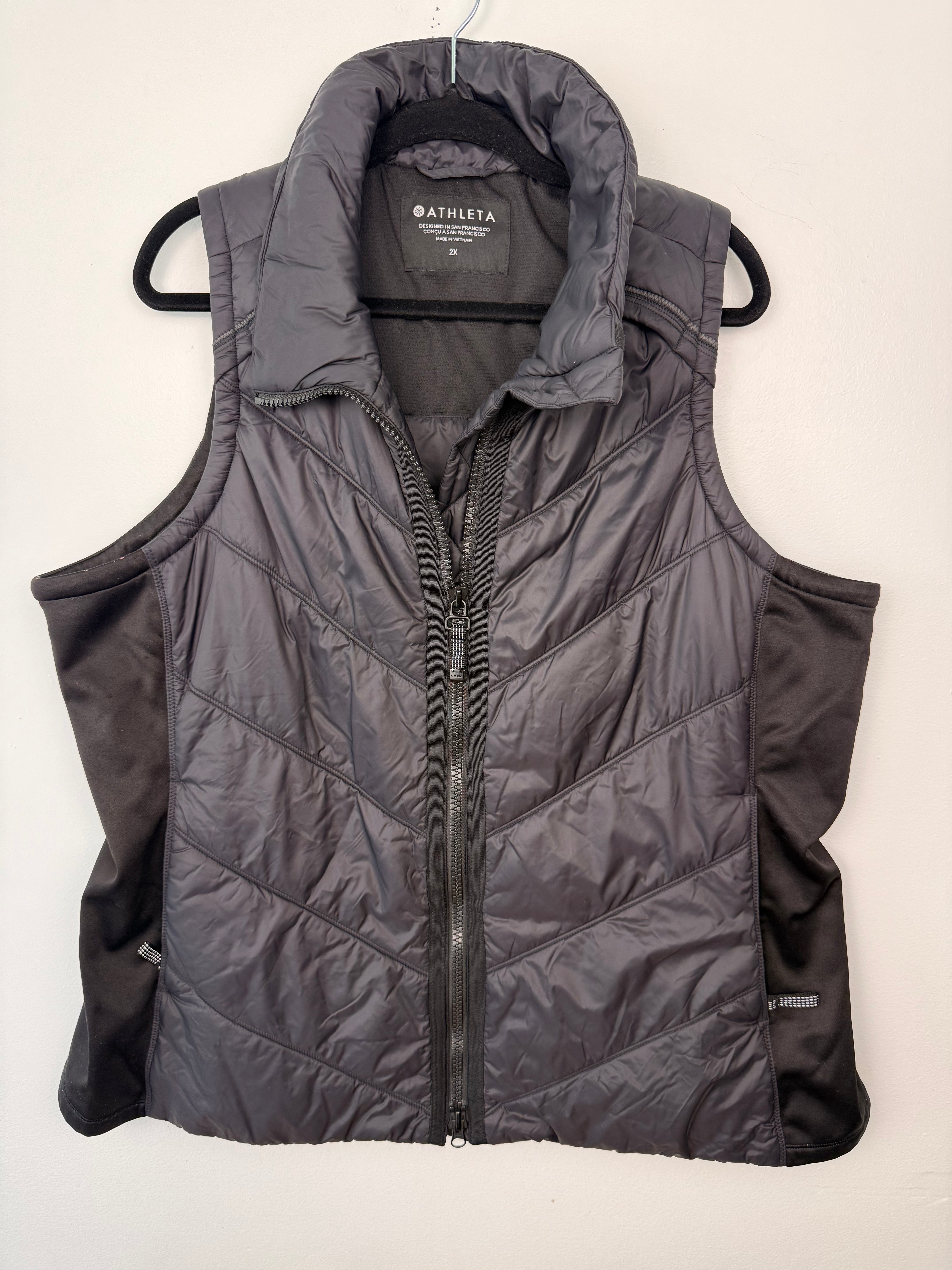 Athleta Rock Ridge PrimaLoft Insulated Vest in Black | Size 2X on hanger