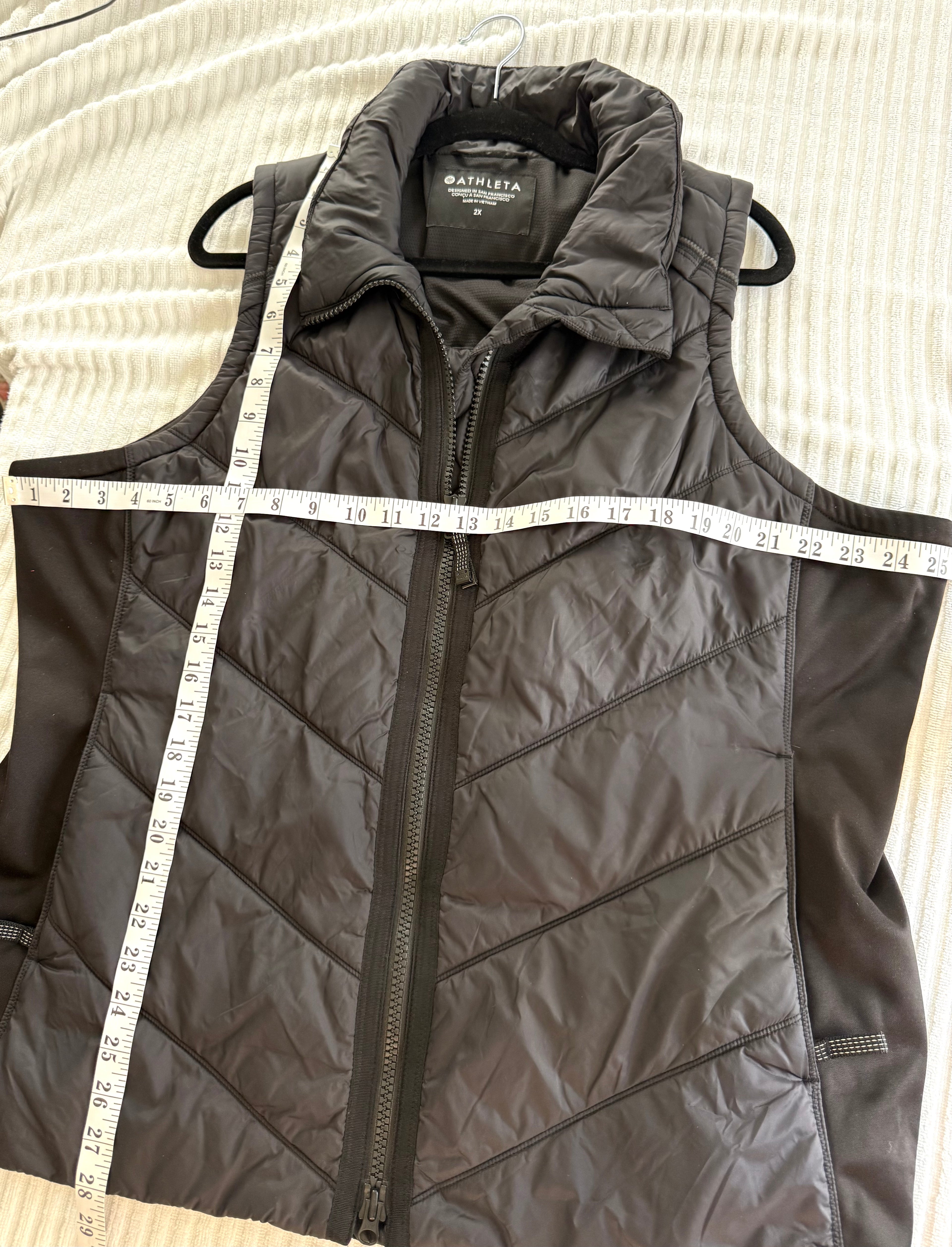 Athleta Rock Ridge PrimaLoft Insulated Vest in Black  Size XXL measuring 50" bust and 28" length