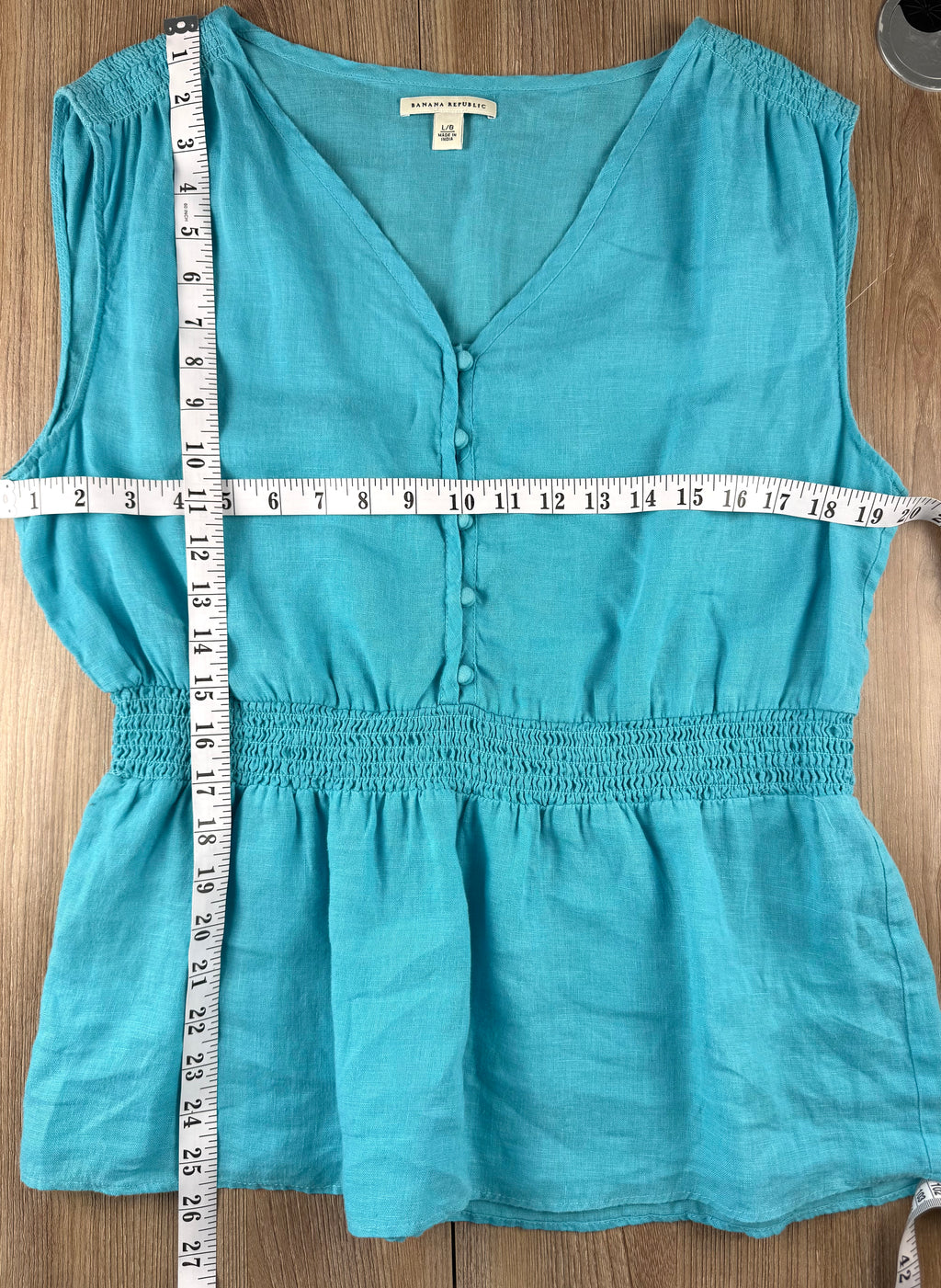 Banana Republic 100% Linen Smocked Waist V-Neck Blouse Aqua Coloured | Size L at Blue Sparrow Shop Canadian Resale Reimagined  measuring 40" bust and 26" shoulder to hem 