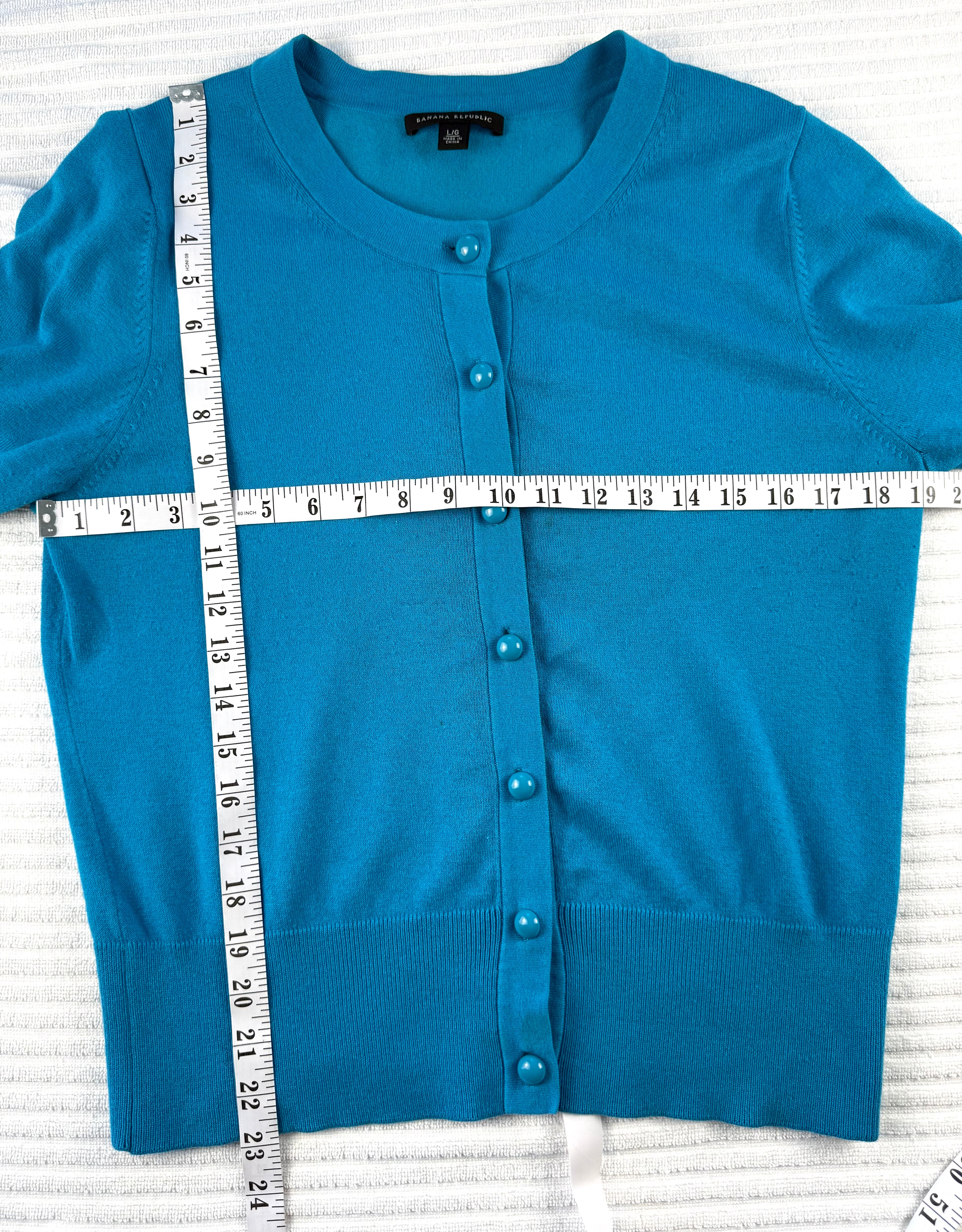 Banana Republic Fitted Cardigan | Size L  at Blue Sparrow Shop measuring 38" bust and 23" shoulder to hem 