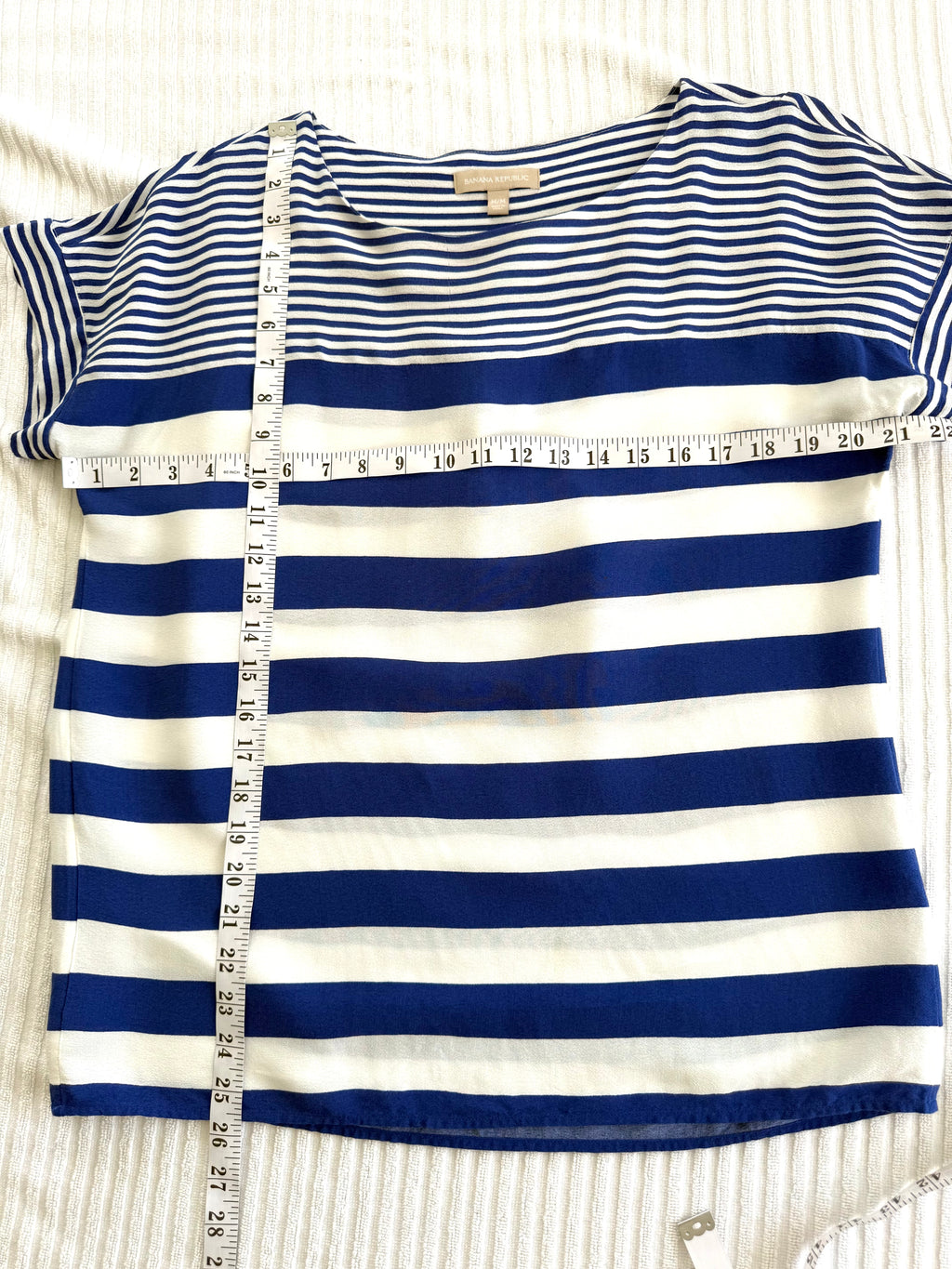 Banana Republic Mixed Stripe Scoop Neck Tee — Royal Blue and White | Size M at Blue Sparrow Shop measuring 42" bust and 26" shoulder to hem 