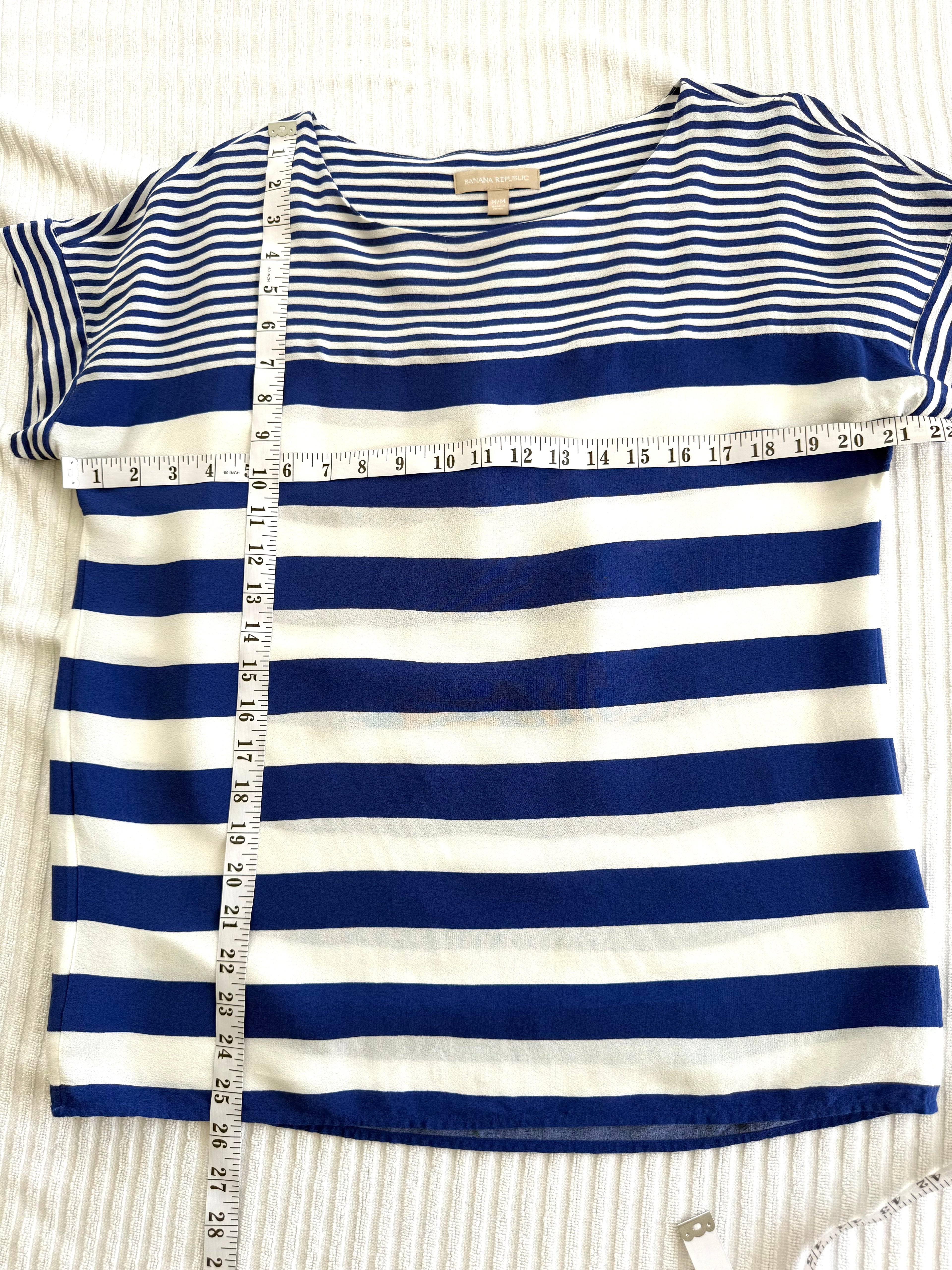 Banana Republic Mixed Stripe Scoop Neck Tee — Royal Blue and White | Size M at Blue Sparrow Shop measuring 42" bust and 26" shoulder to hem 