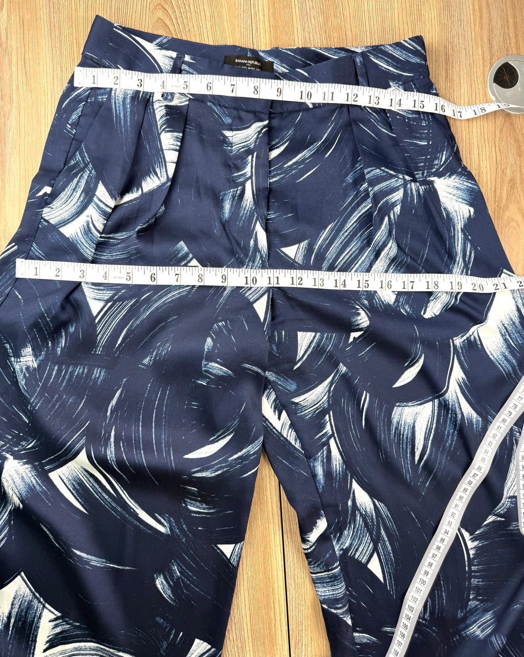 Banana Republic wide leg patterned pants measuring 32" waist and 42" hips 