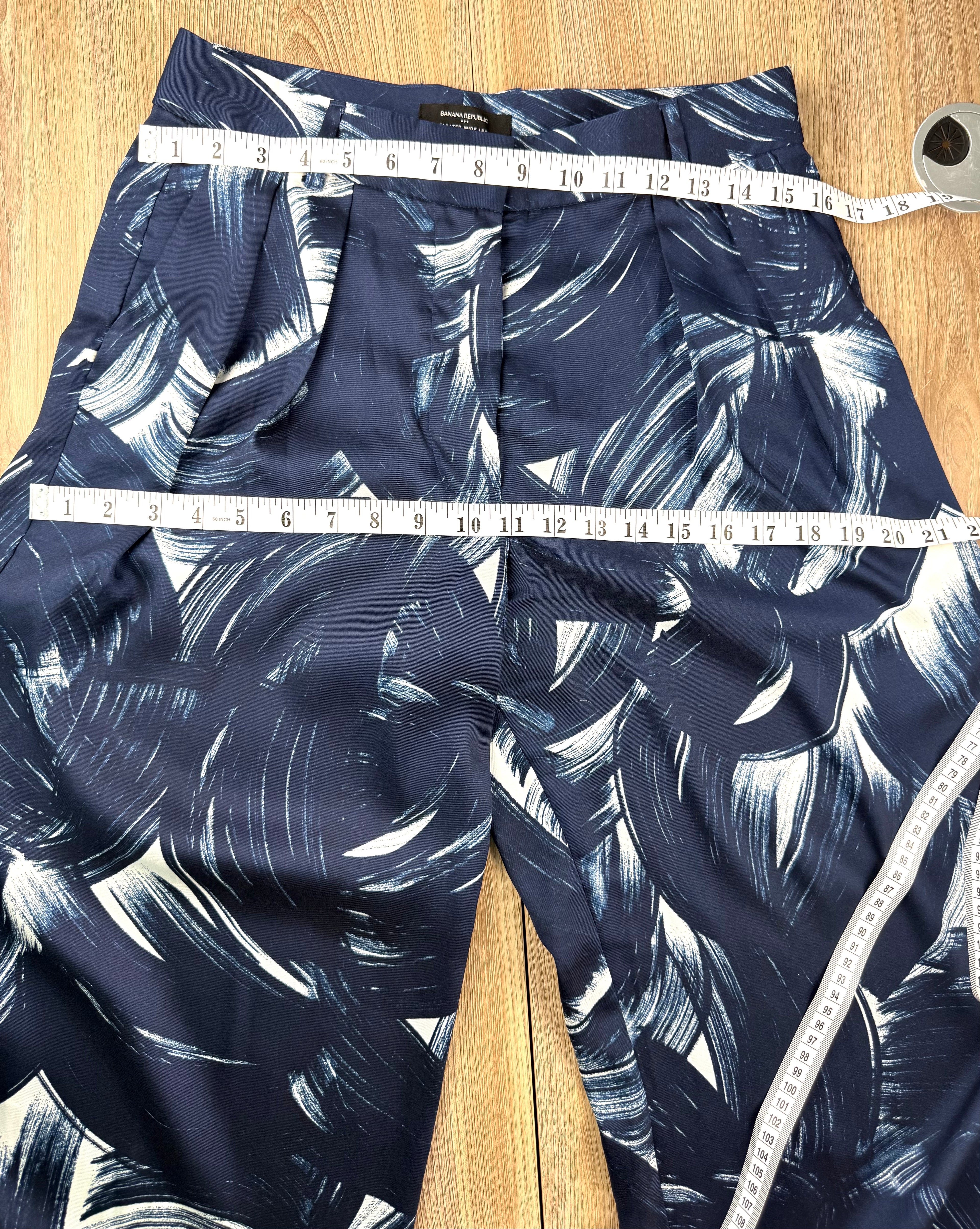Banana Republic wide leg patterned pants measuring 32" waist and 42" hips 