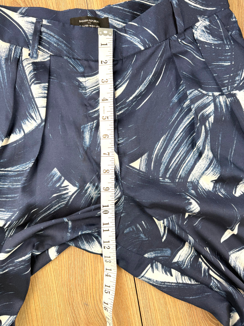 Banana Republic wide leg patterned pants measuring approx 10 inch waist to crotch 