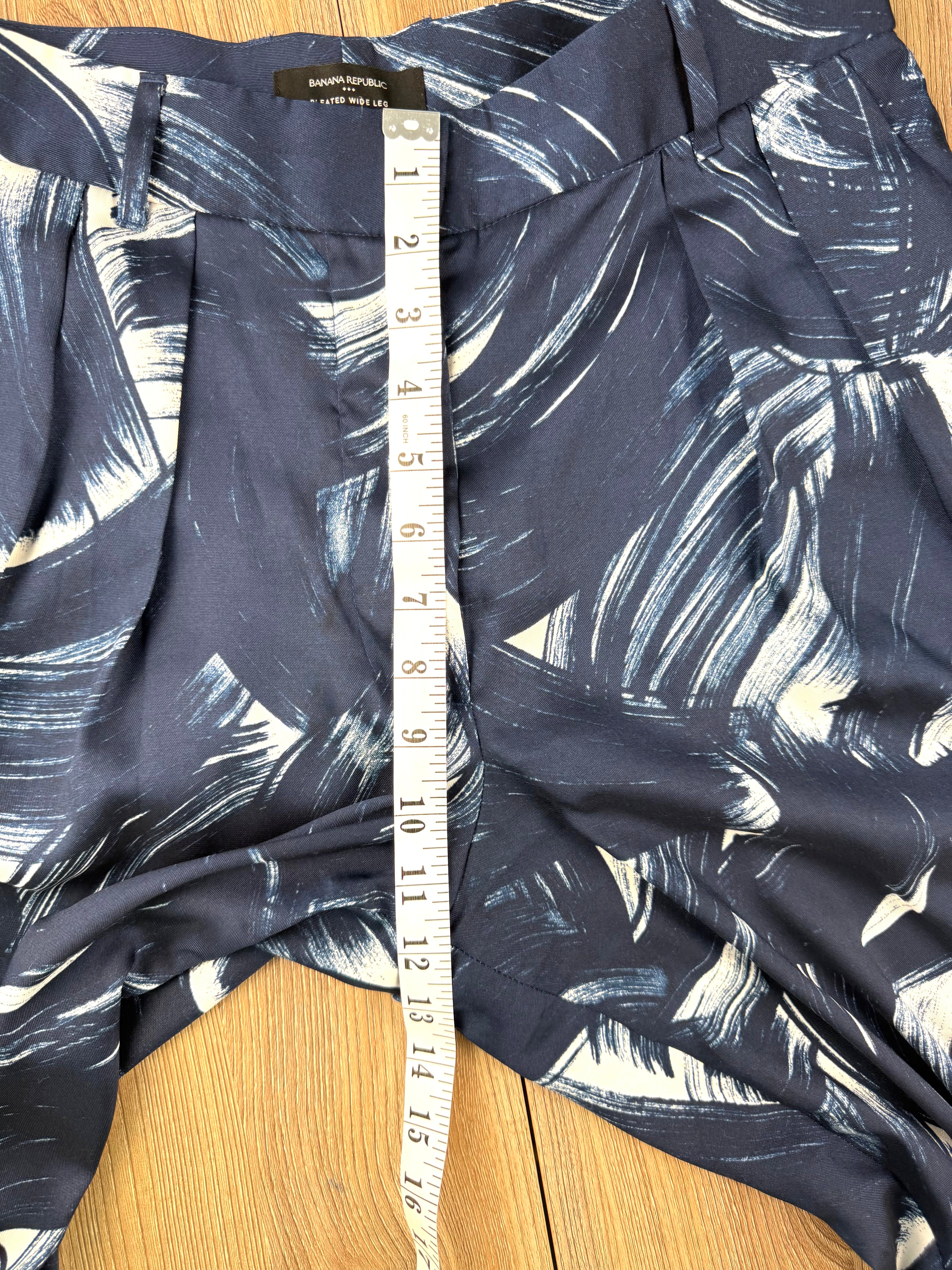 Banana Republic wide leg patterned pants measuring approx 10 inch waist to crotch 