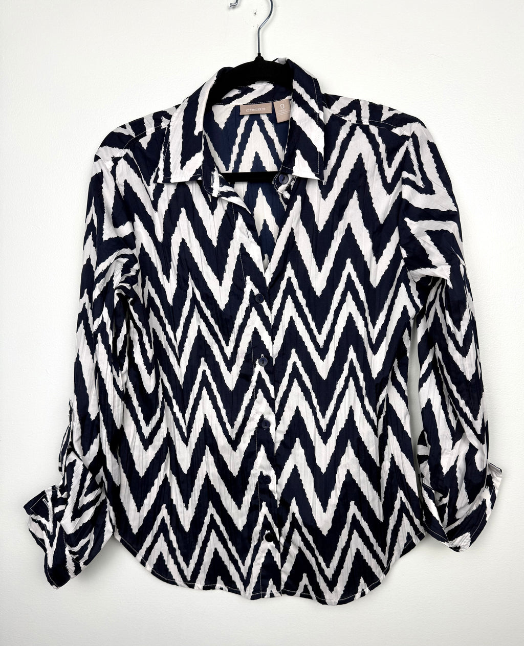 Chico’s navy and white chevron blouse women size 0 coastal chic shirt