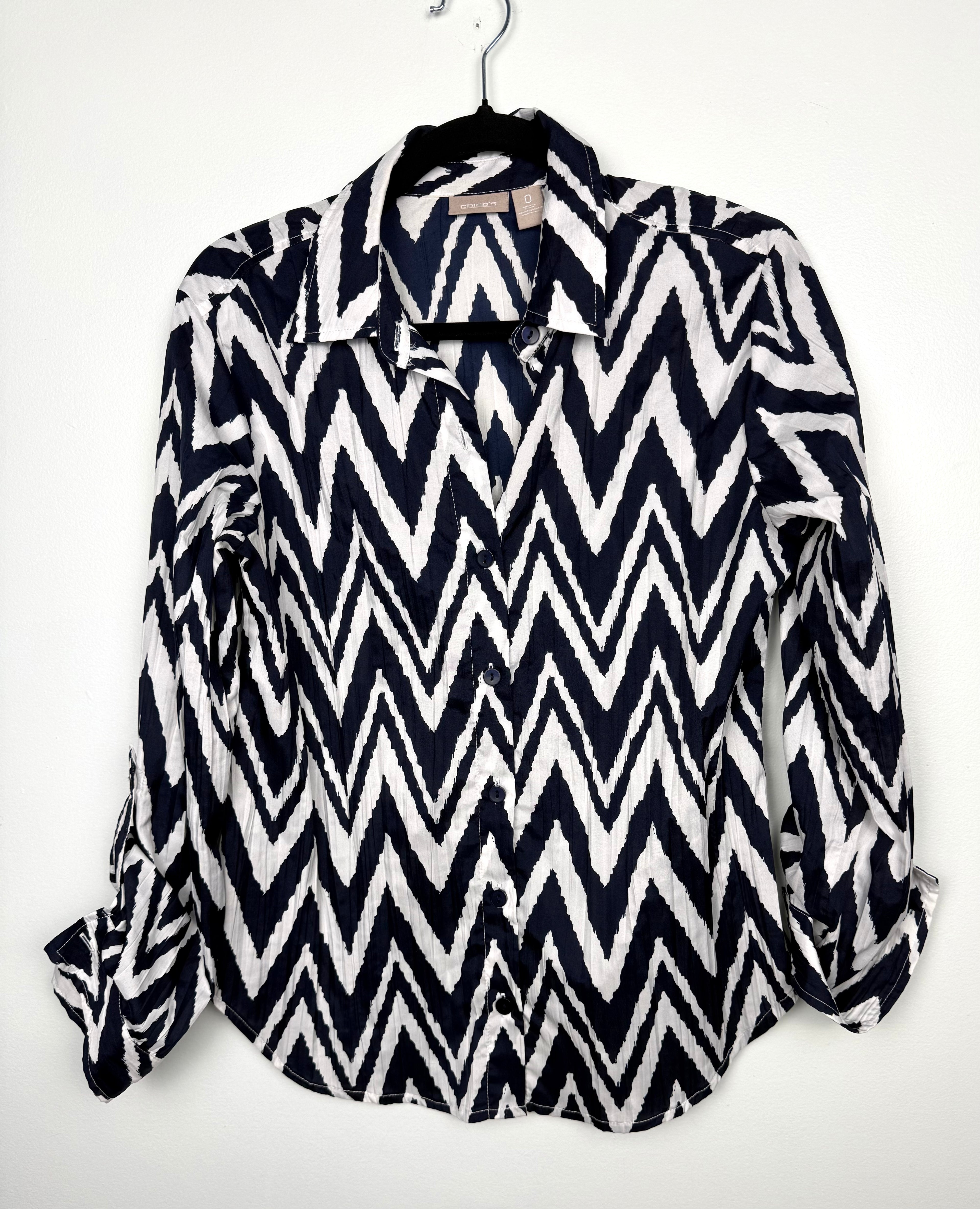Chico’s navy and white chevron blouse women size 0 coastal chic shirt