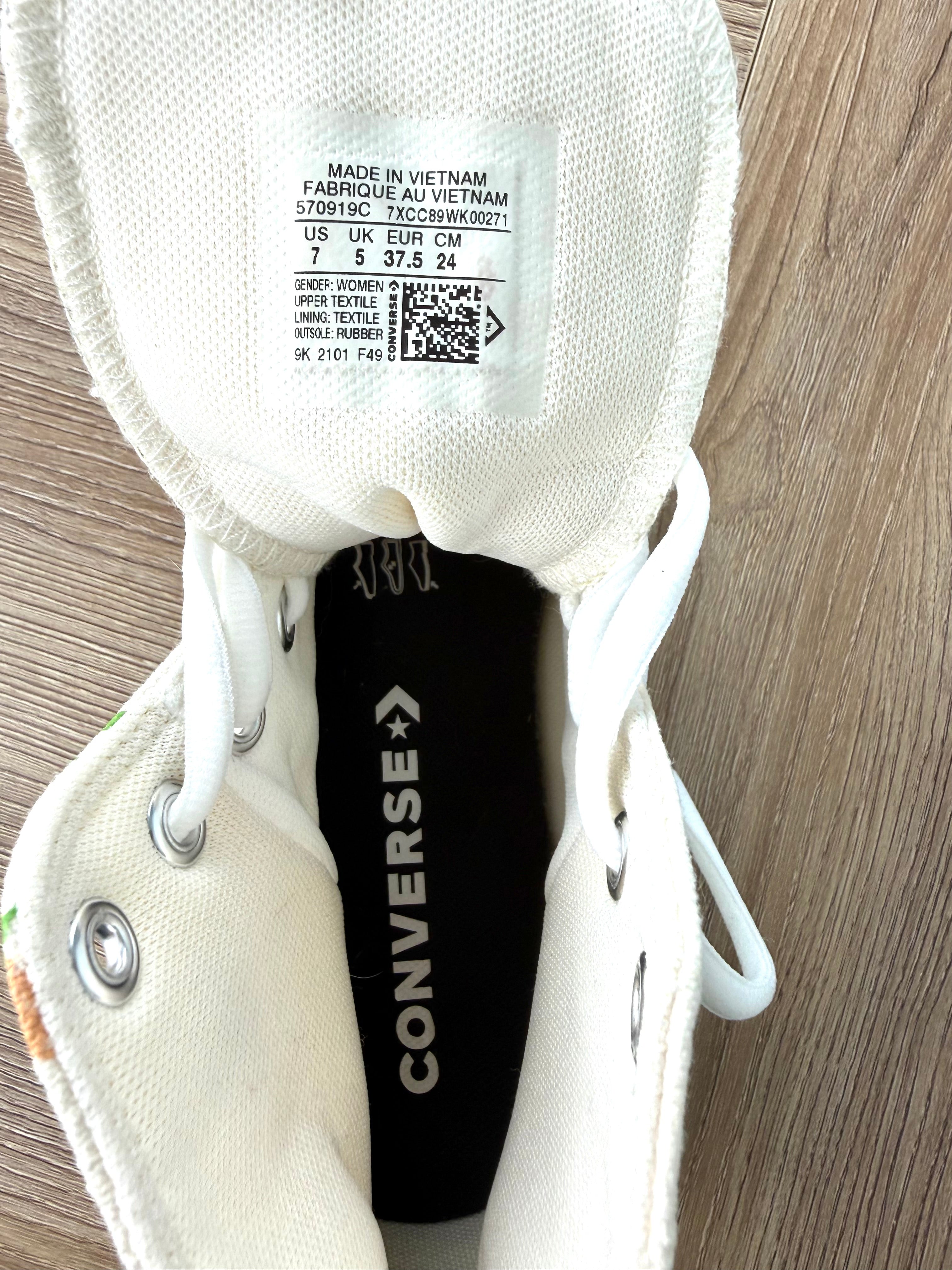 Converse interior size label showing women’s US 7 EU 37.5.