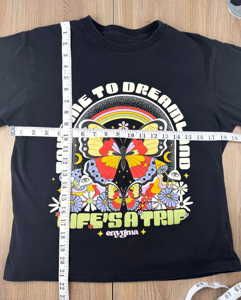 Enigma psychedelic butterfly graphic t shirt measuring 36" bust and 21" shoulder to hem 