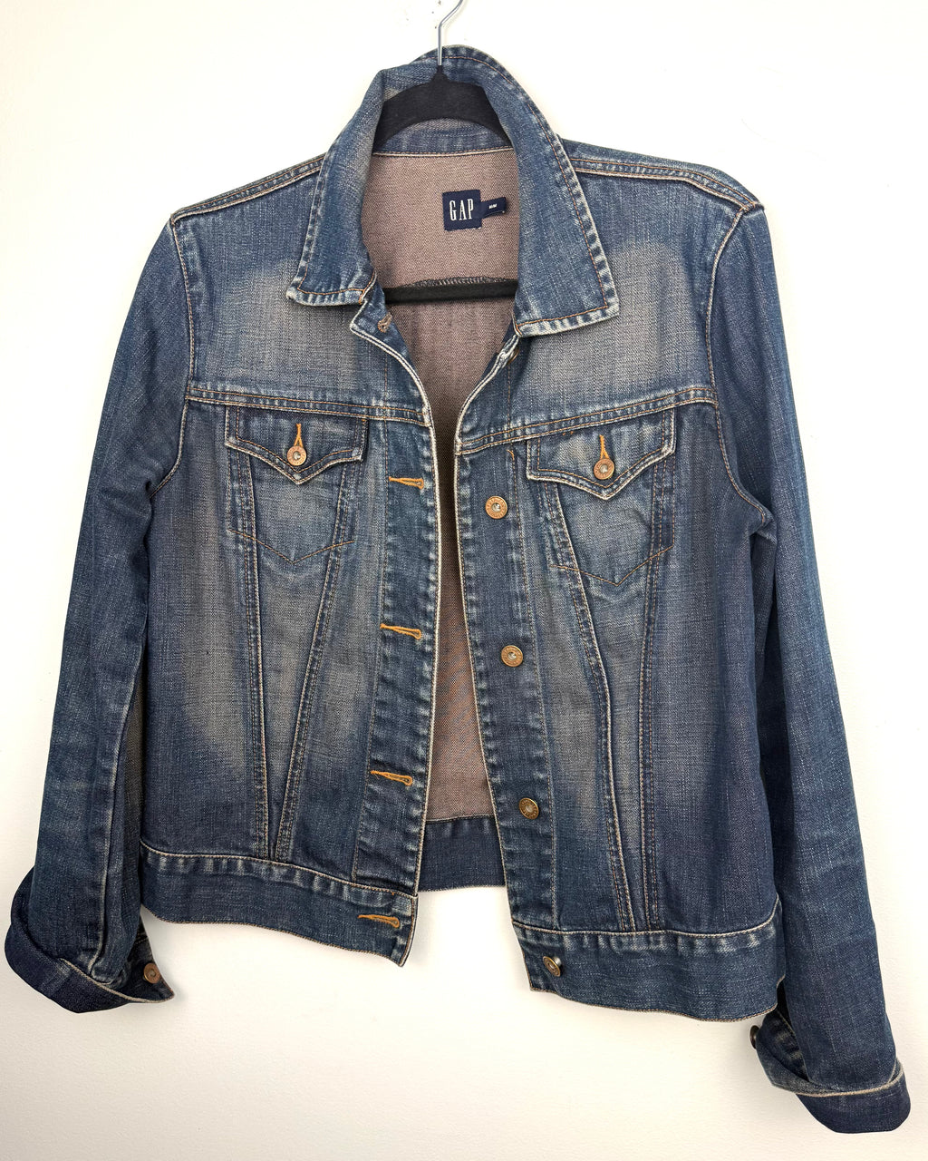 GAP 100% Cotton Classic Trucker Denim Jacket — Medium Wash | Size M Blue Sparrow Shop on hanger