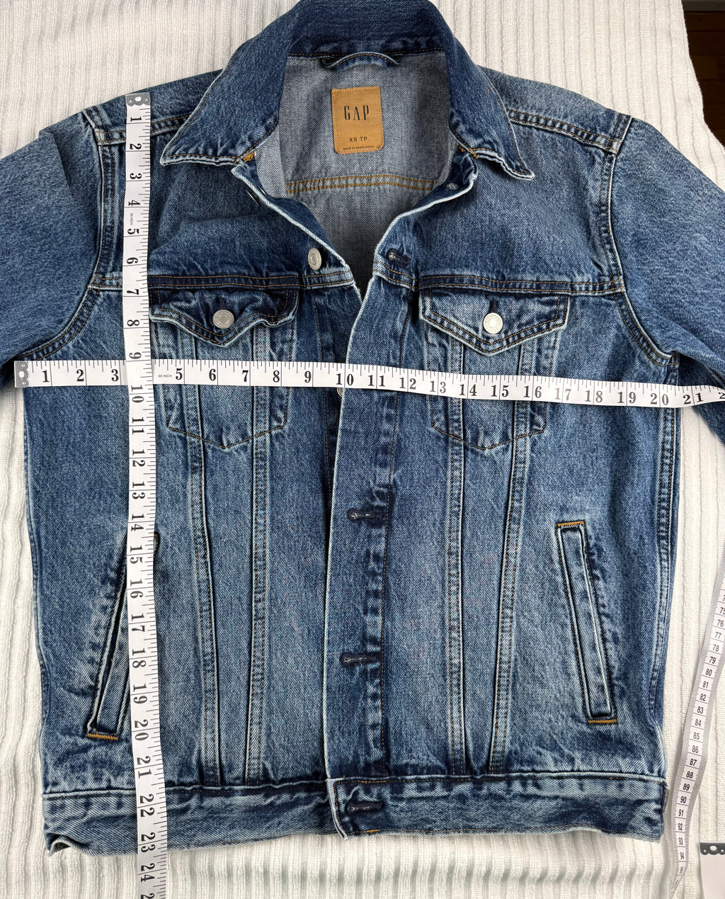GAP Classic Denim Trucker Jacket | Oversized XS at Blue Sparrow Shop measuring 40" bust and 23" shoulder to hem 