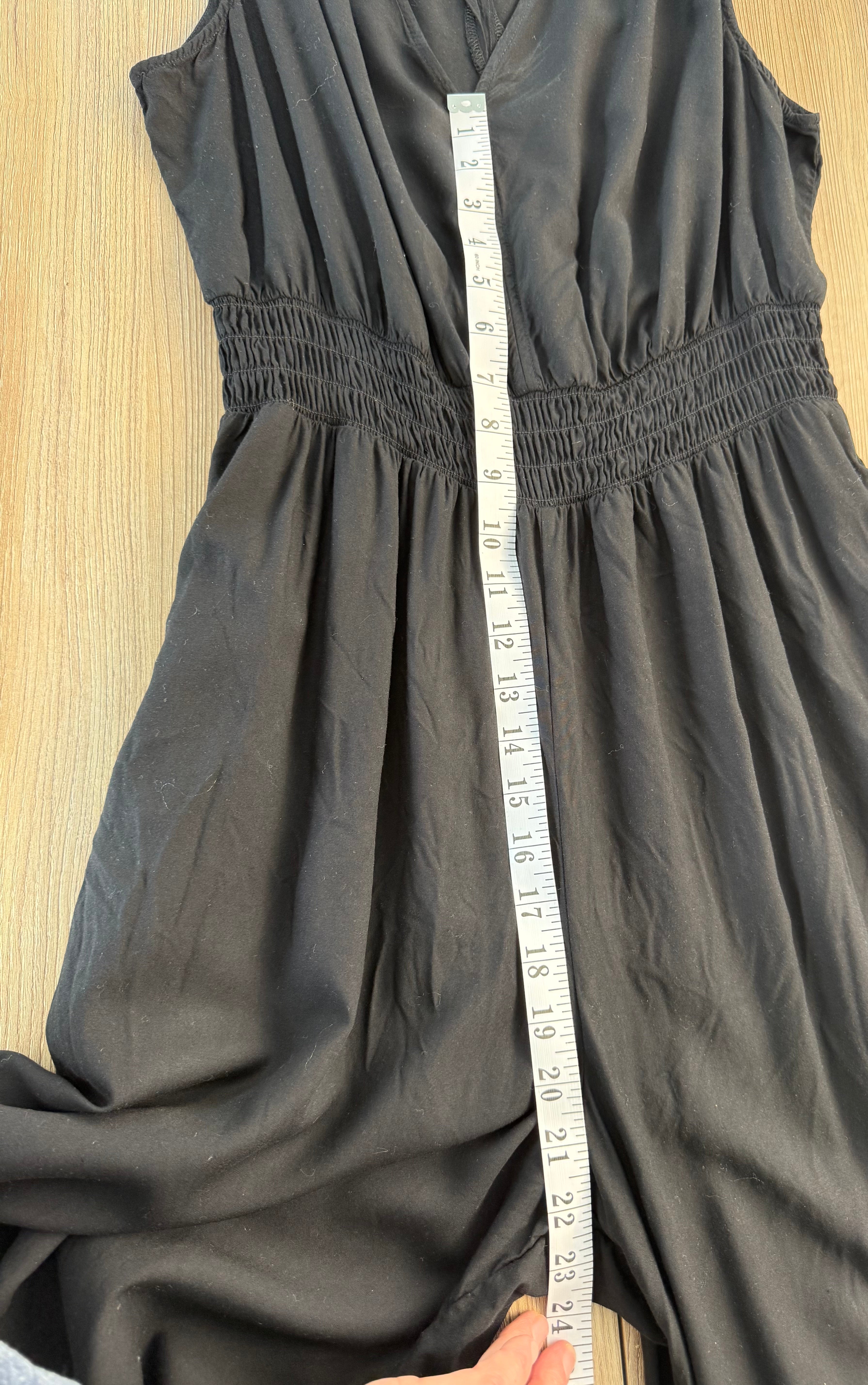 Gap Jumpsuit measuring bottom of v neck to crotch 22"