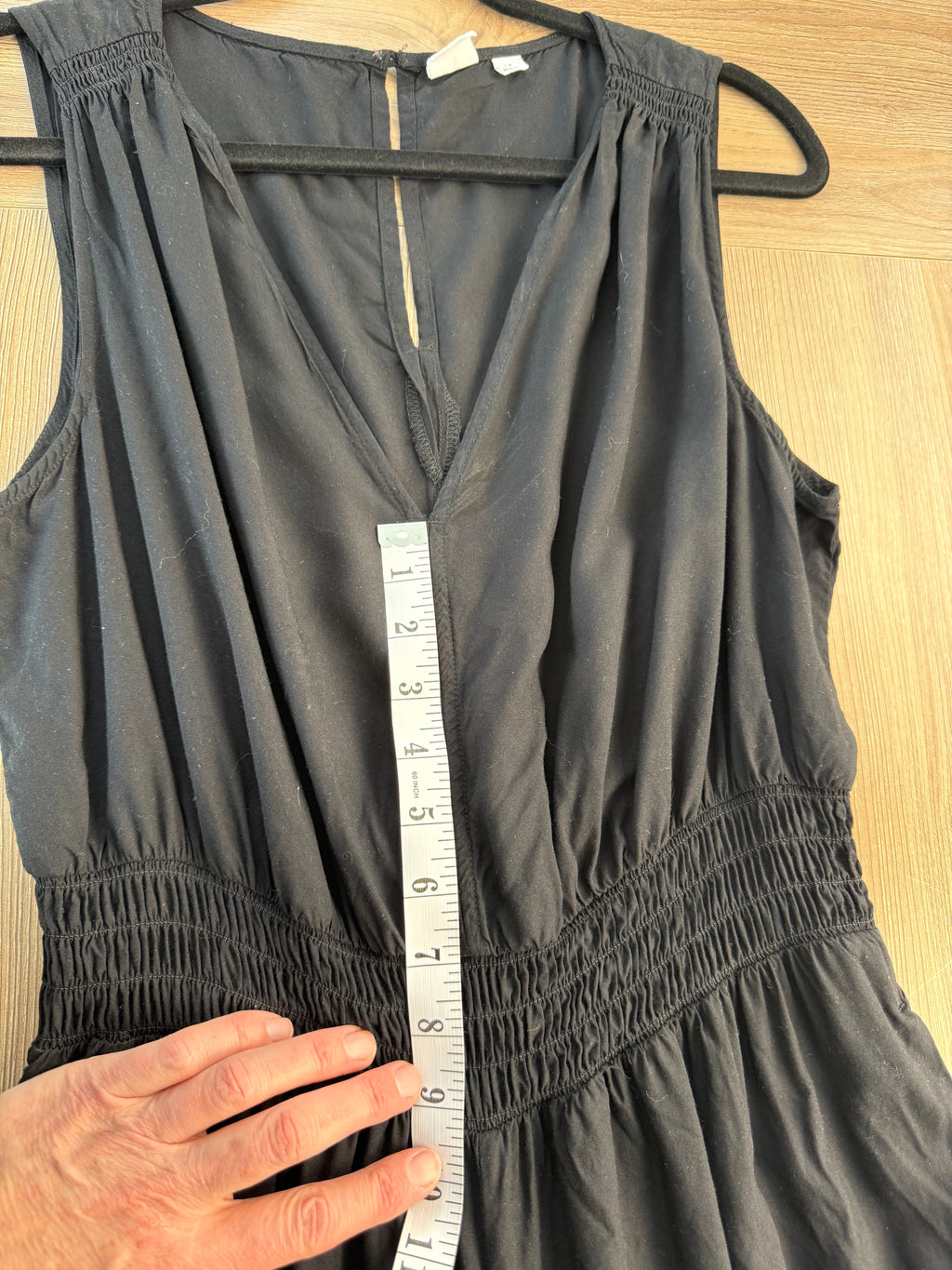 Gap jumpsuit measuring bottom of vnck to waist 8"
