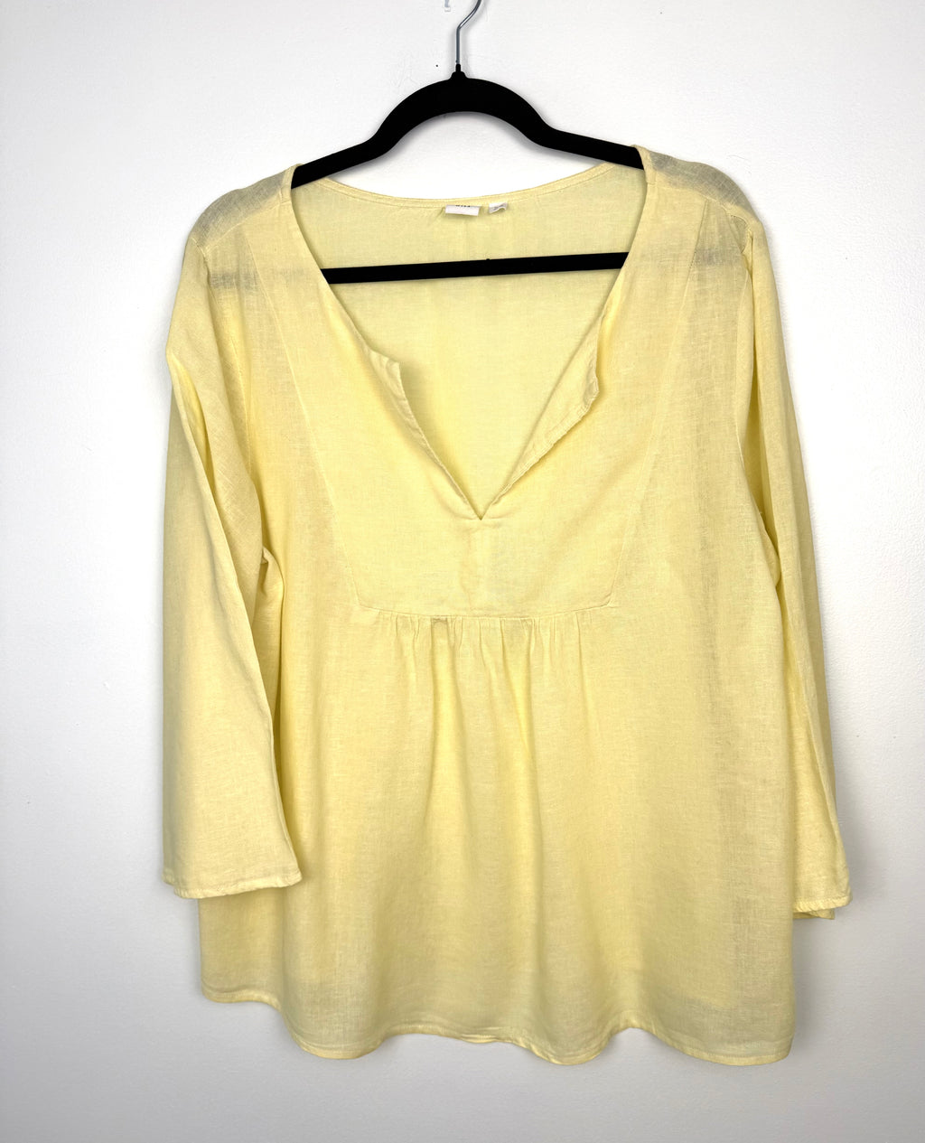 Gap light yellow linen blend blouse women relaxed fit v neck summer top on hanger