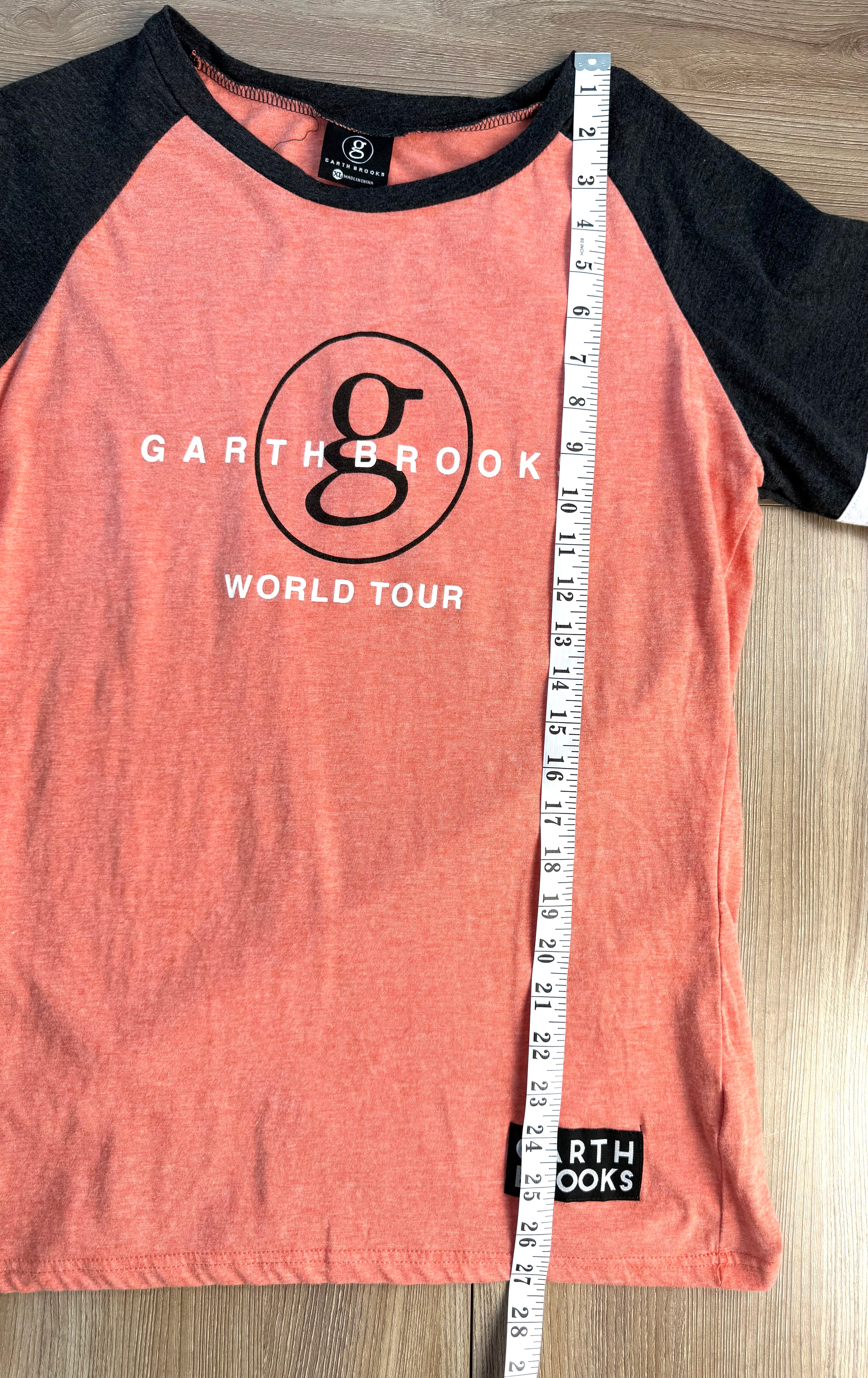 Garth Brooks Concert tee measuring 27" from shoulder to hem