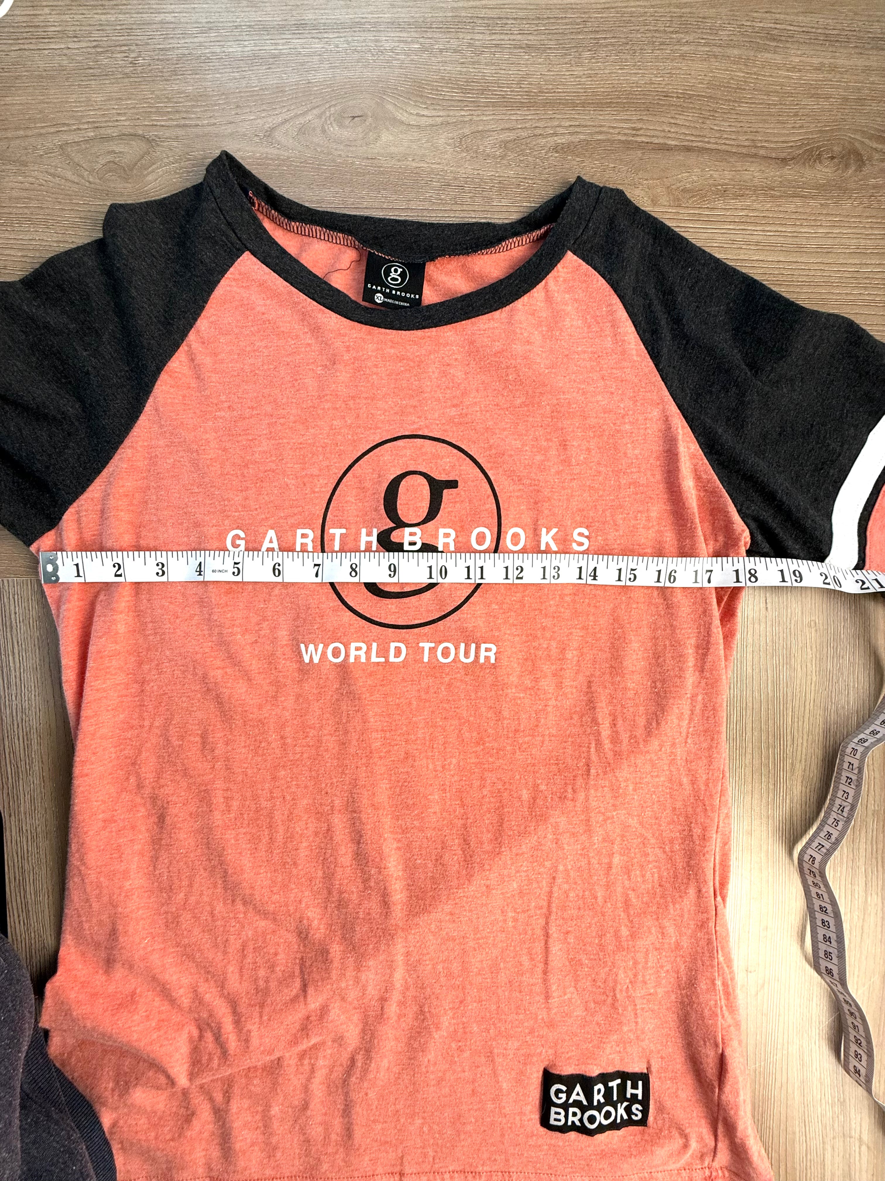 Garth Brooks Concert tee measuring 36" bust