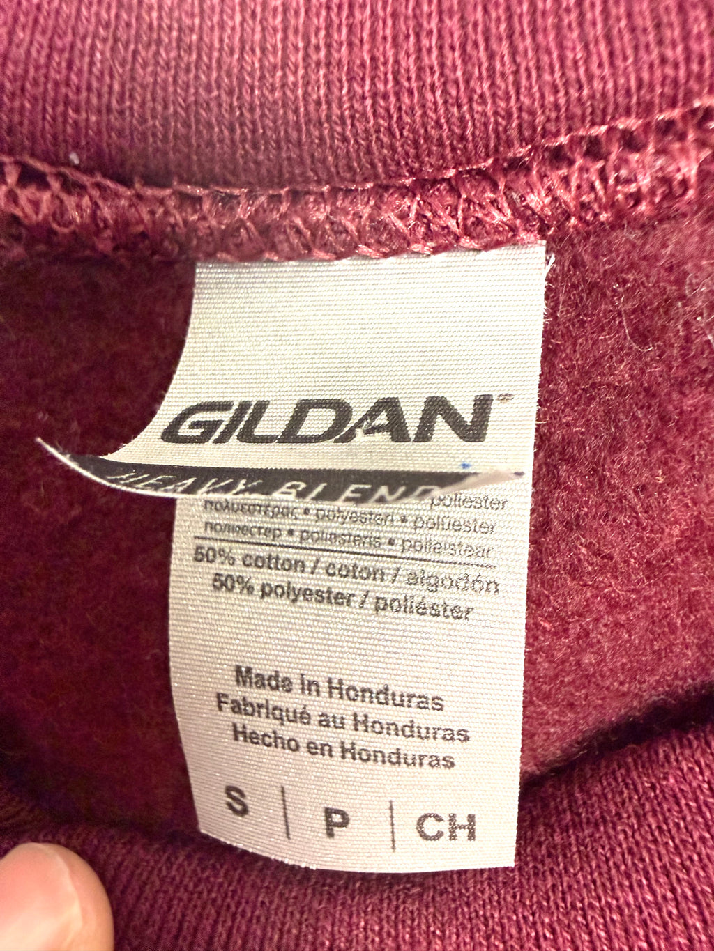 Gildan Heavy Blend size small tag close up