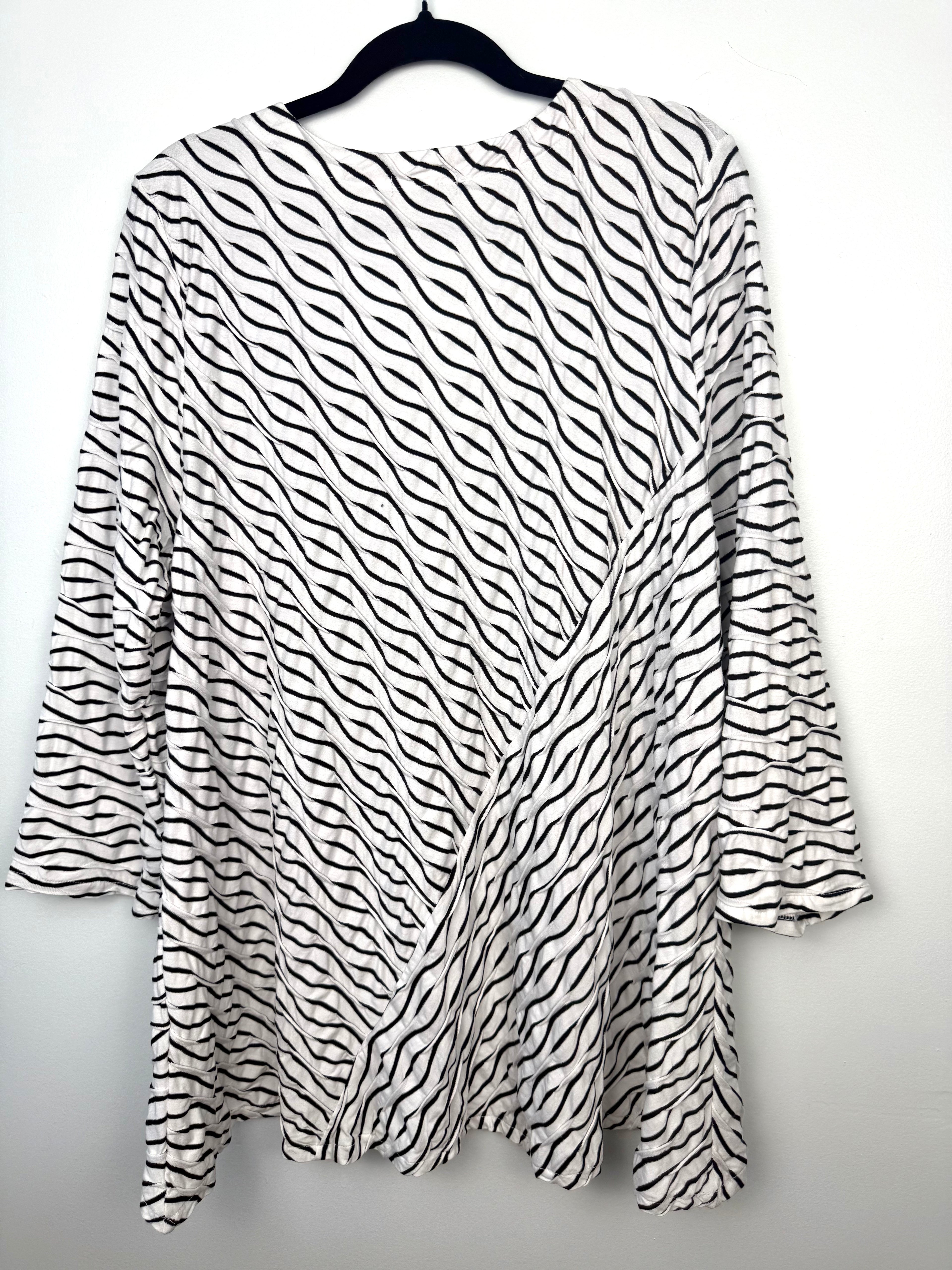 back of Habitat Striped Tunic Top Black and White Abstract Hem Habitat top resale 