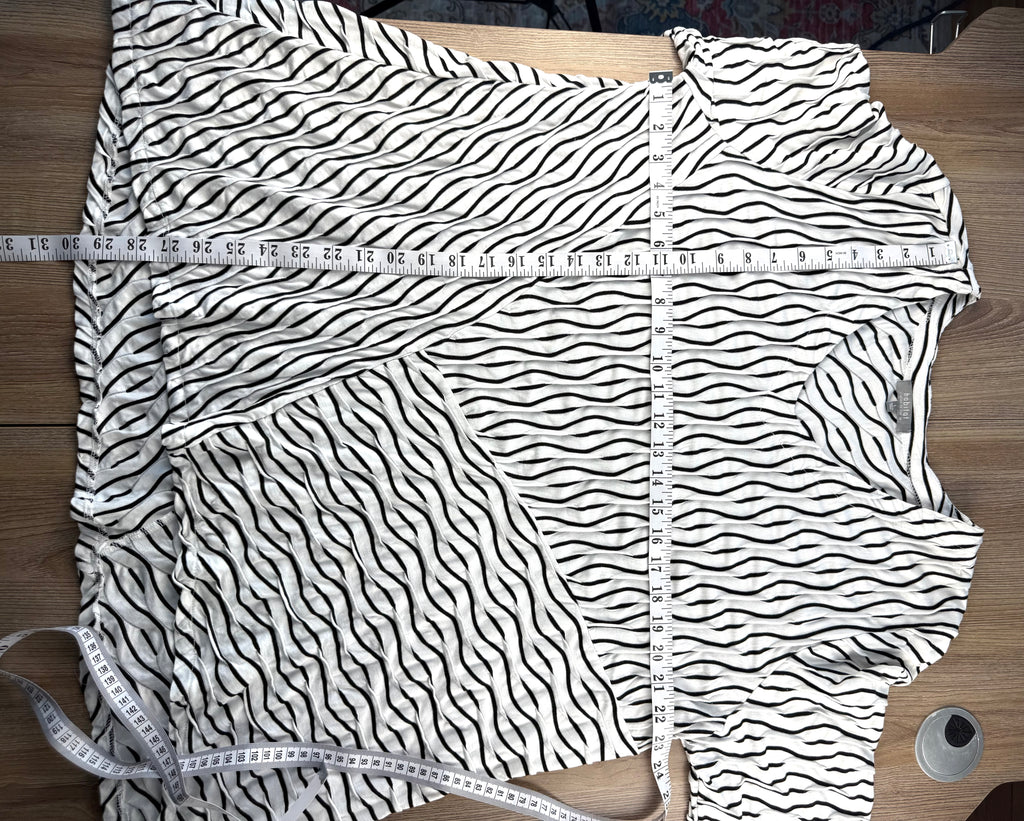 Habitat Striped Tunic Top Black and White Abstract Hem Habitat top resale measuring 46" bust shoulder to hem 28" front and 30" back