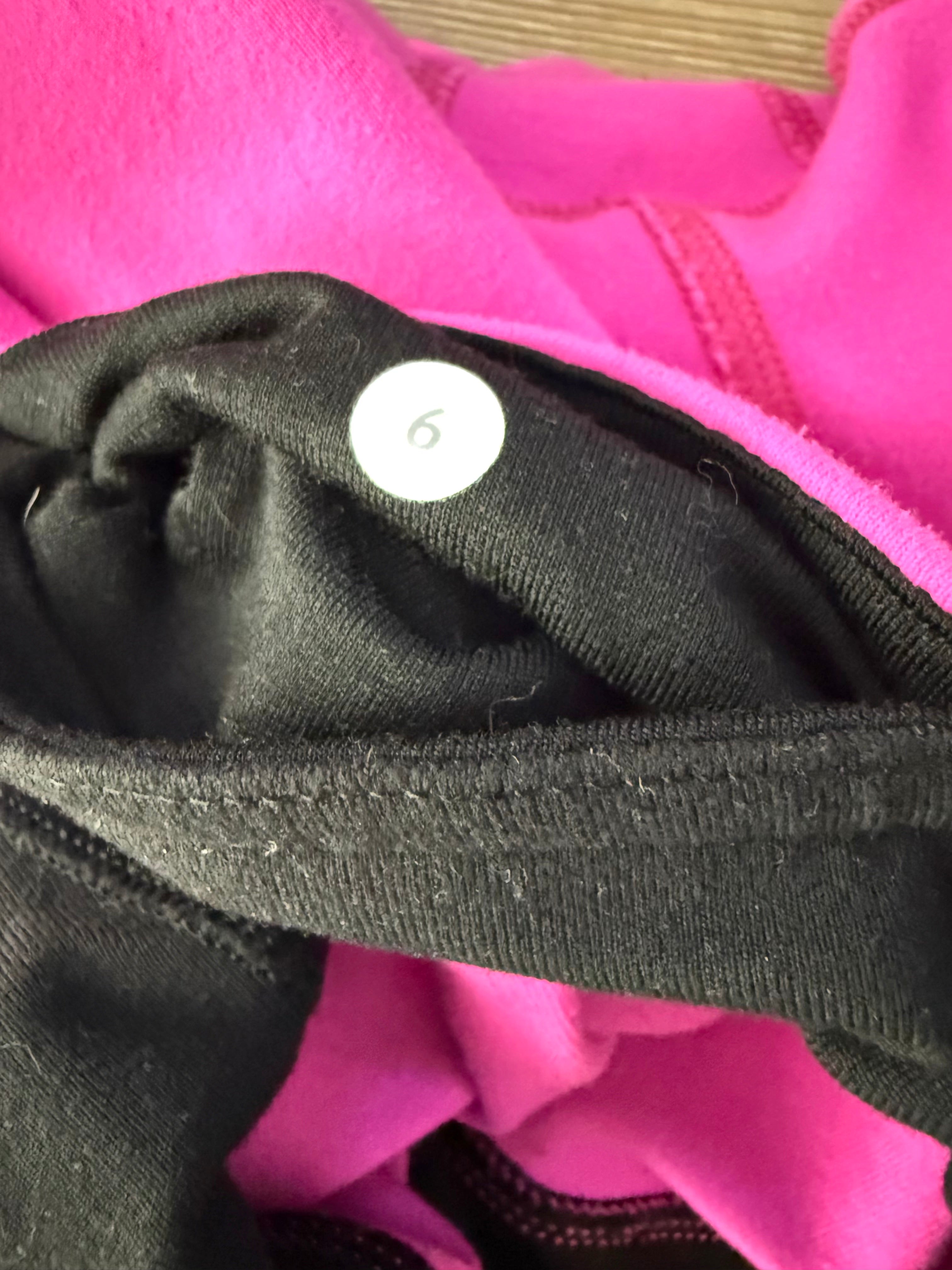 Interior size dot showing size 6 on lululemon capris