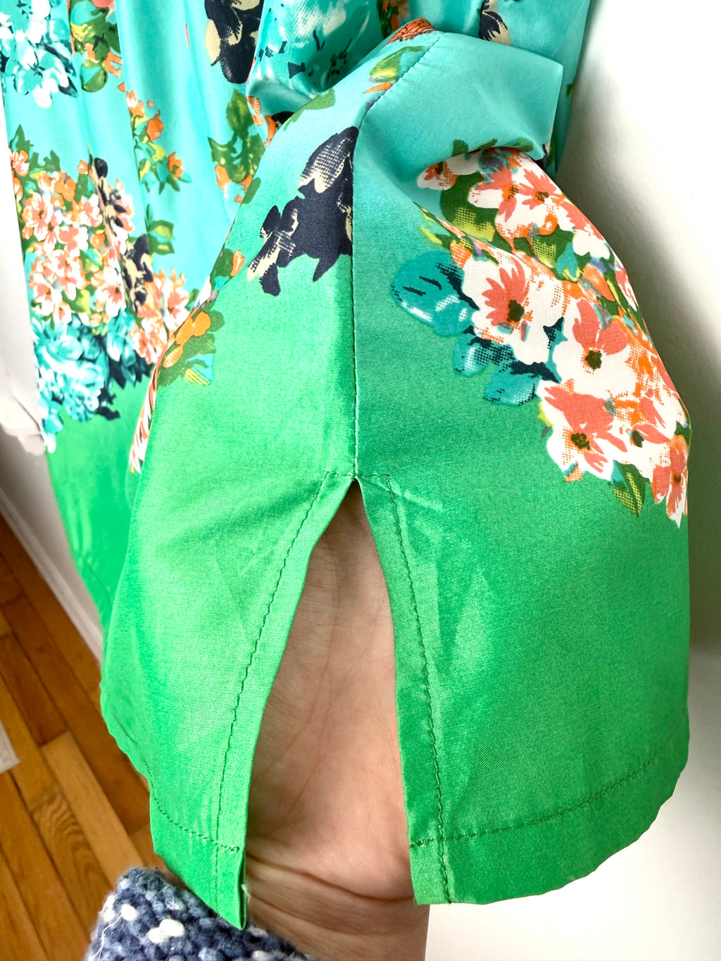 Linea Domani sleeveless floral blouse side slit at hem 