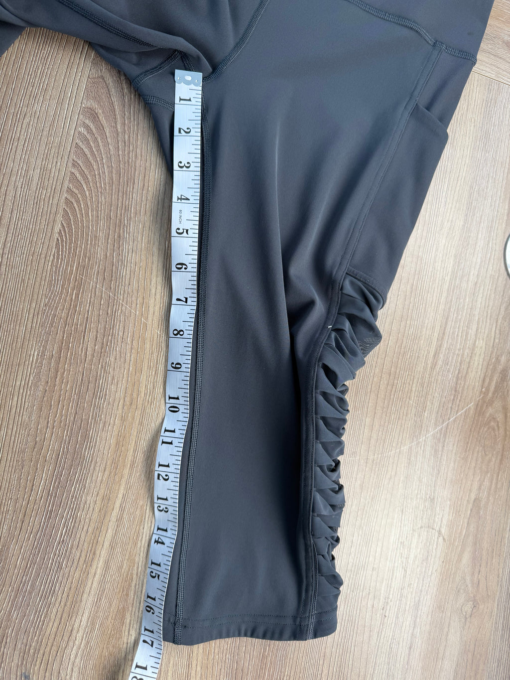 Lululemon Capris with ruched side detail | Size 8  at Blue Sparrow Shop  measuring 17" inseam 