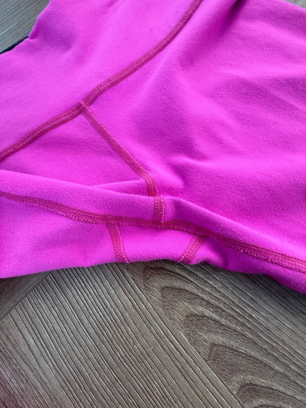 Lululemon cropped pant hot pink size 6 close up of crotch area