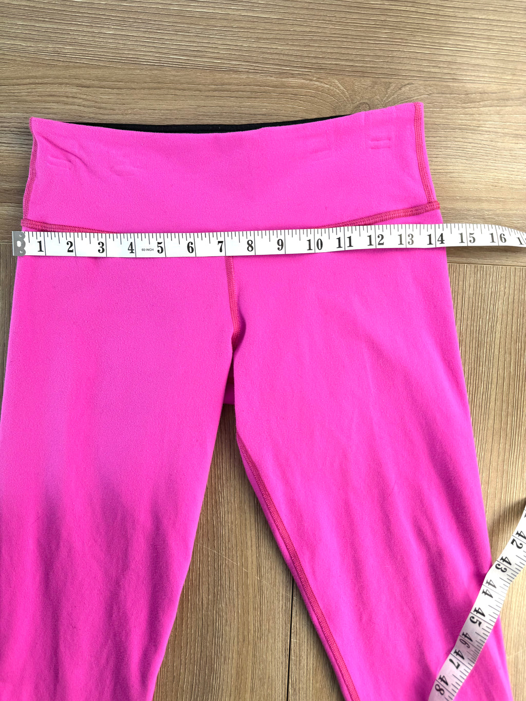 Lululemon cropped pant hot pink size 6 measuring 28" below waistband
