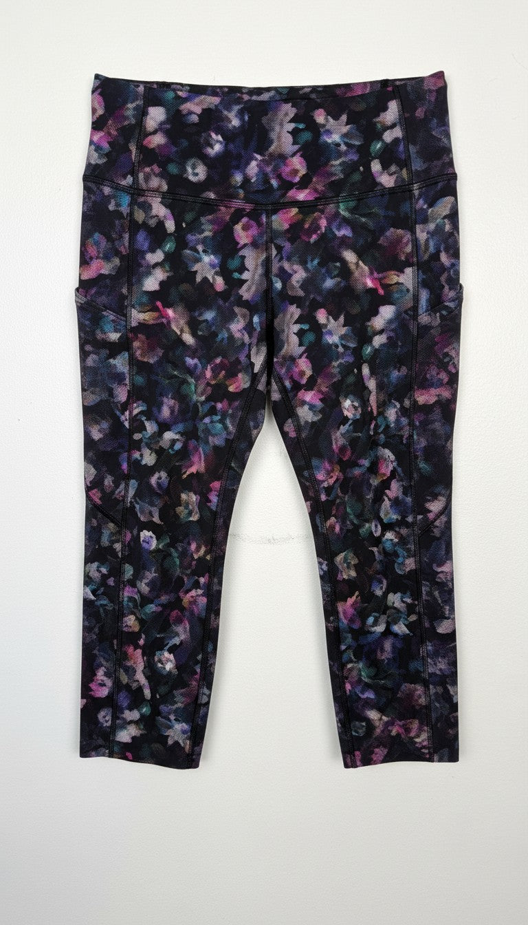 Lululemon floral capris | Size 6 at Blue Sparrow Shop 
