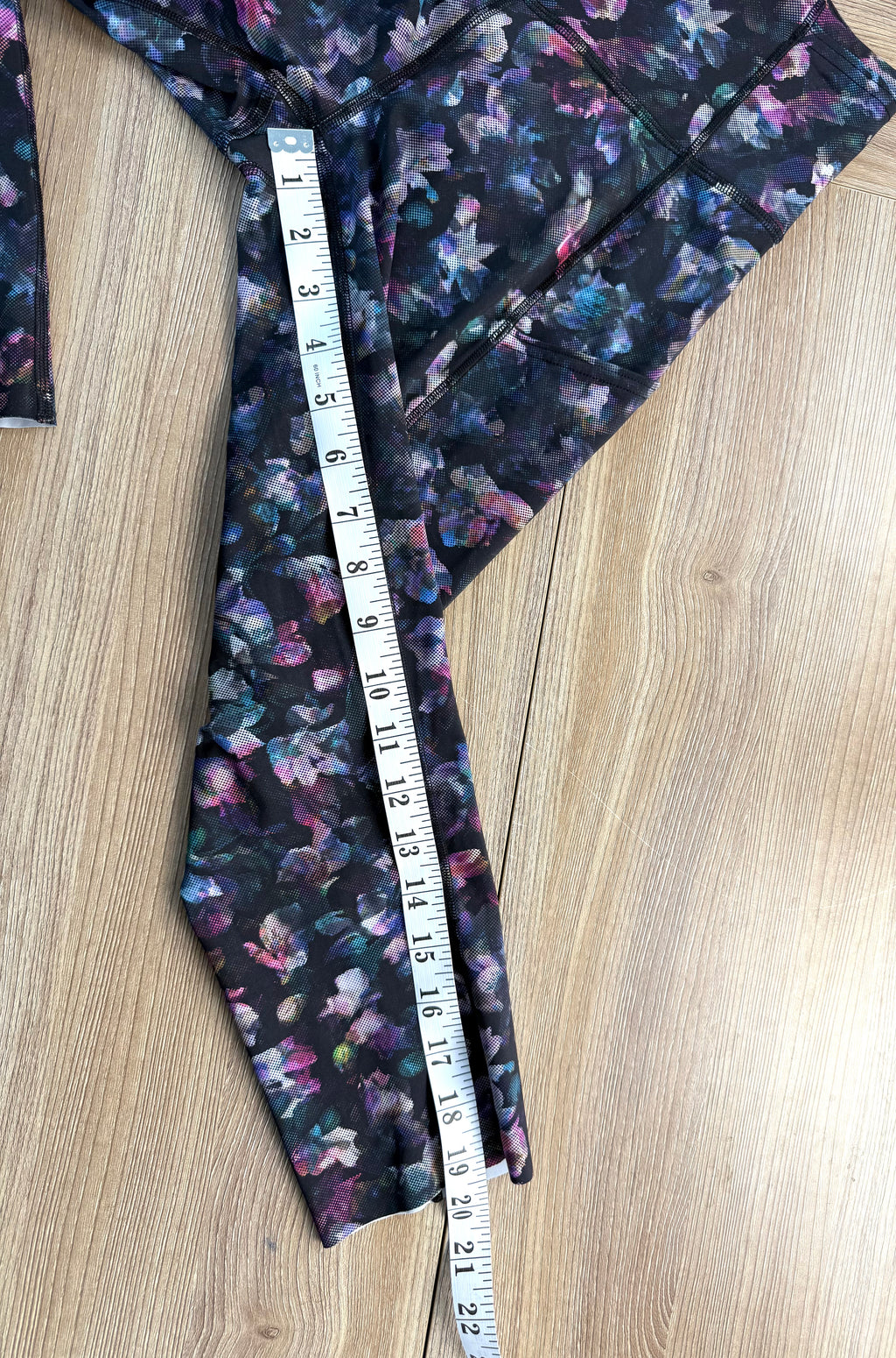 Lululemon floral capris | Size 6 at Blue Sparrow Shop  measuring 19" inseam 