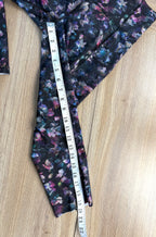 Lululemon floral capris | Size 6 at Blue Sparrow Shop  measuring 19" inseam 