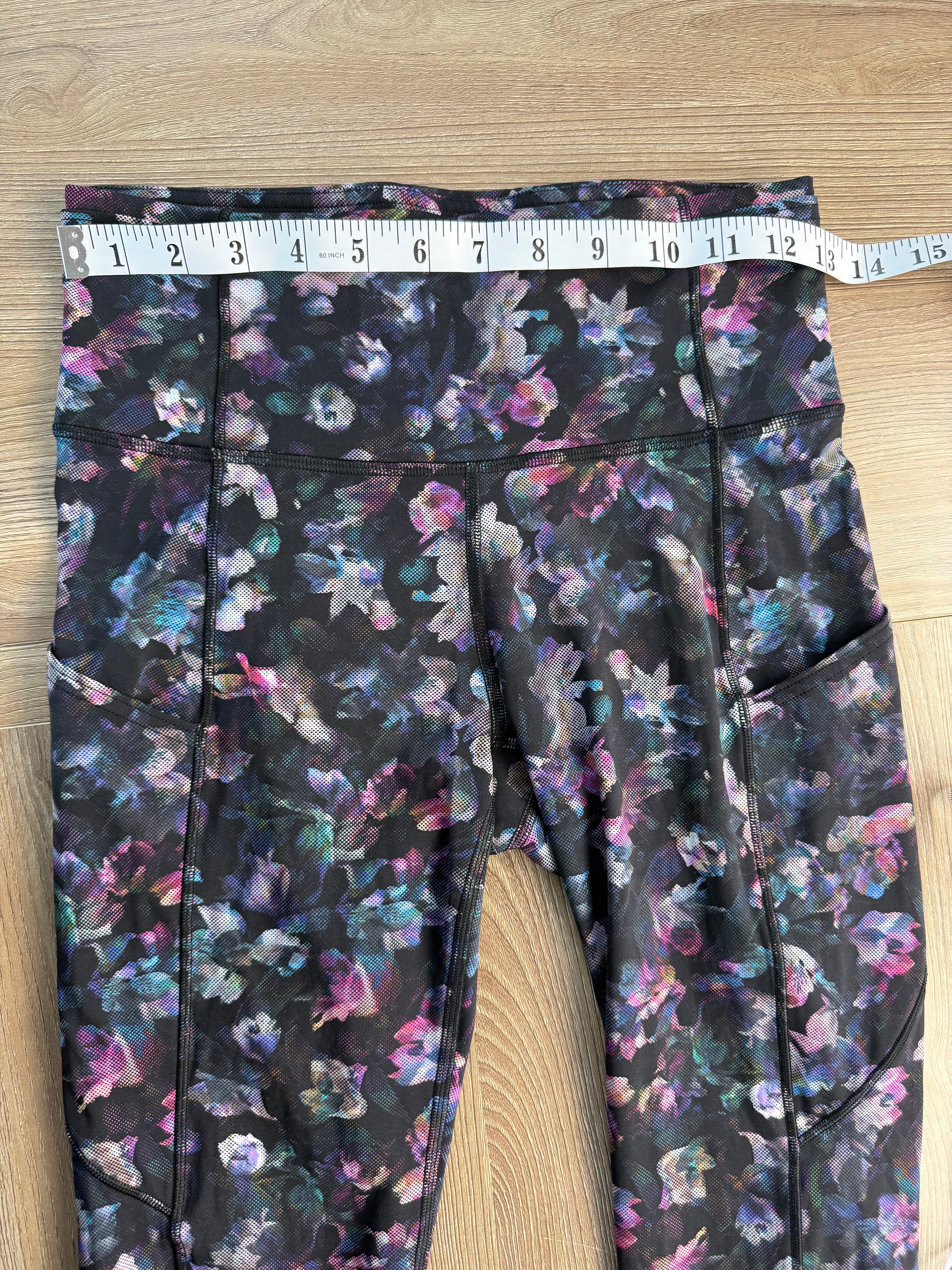 Lululemon floral capris | Size 6 at Blue Sparrow Shop measuring 26" waist