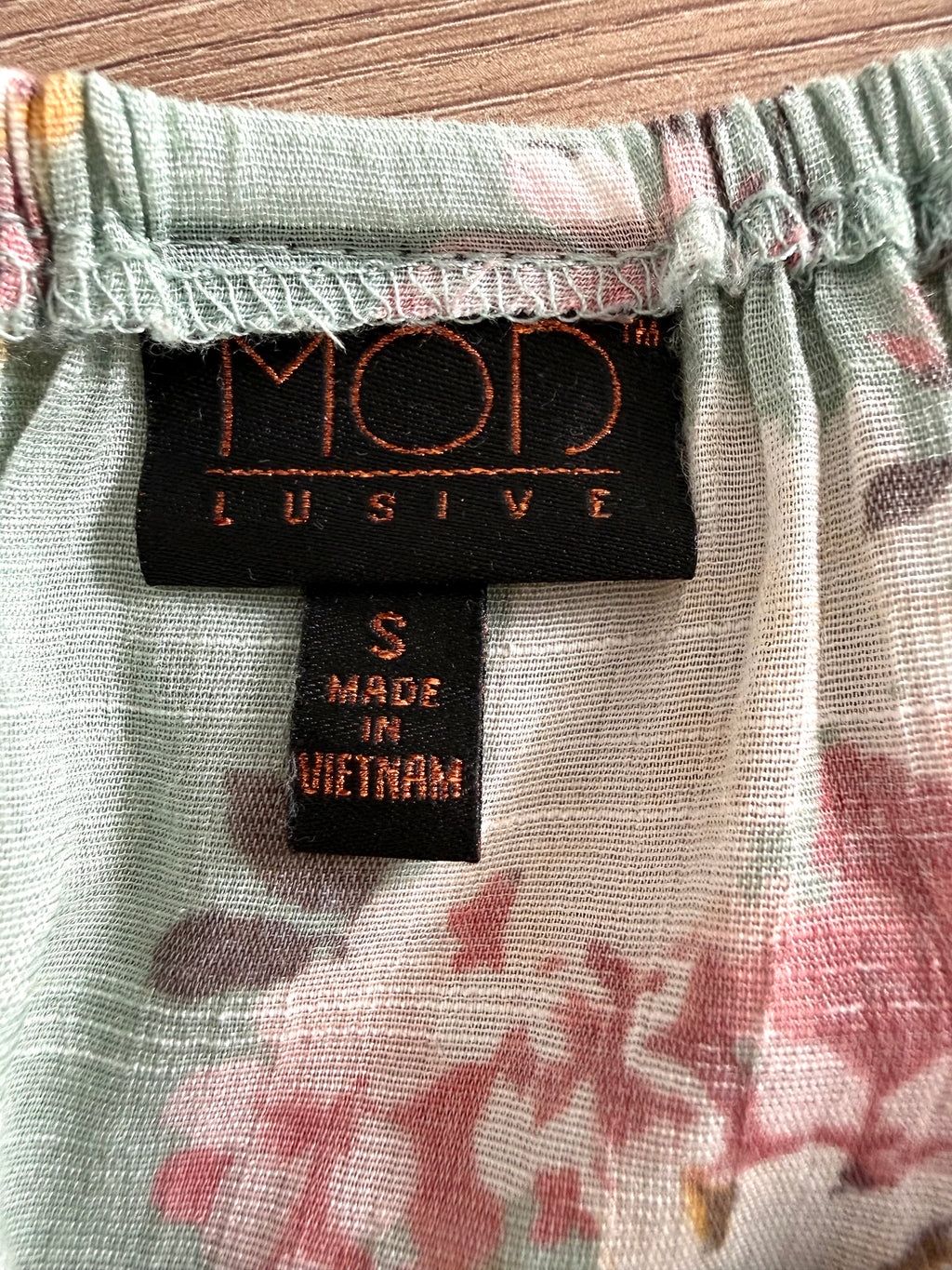 MOD Lusive women’s blouse size small brand tag close up