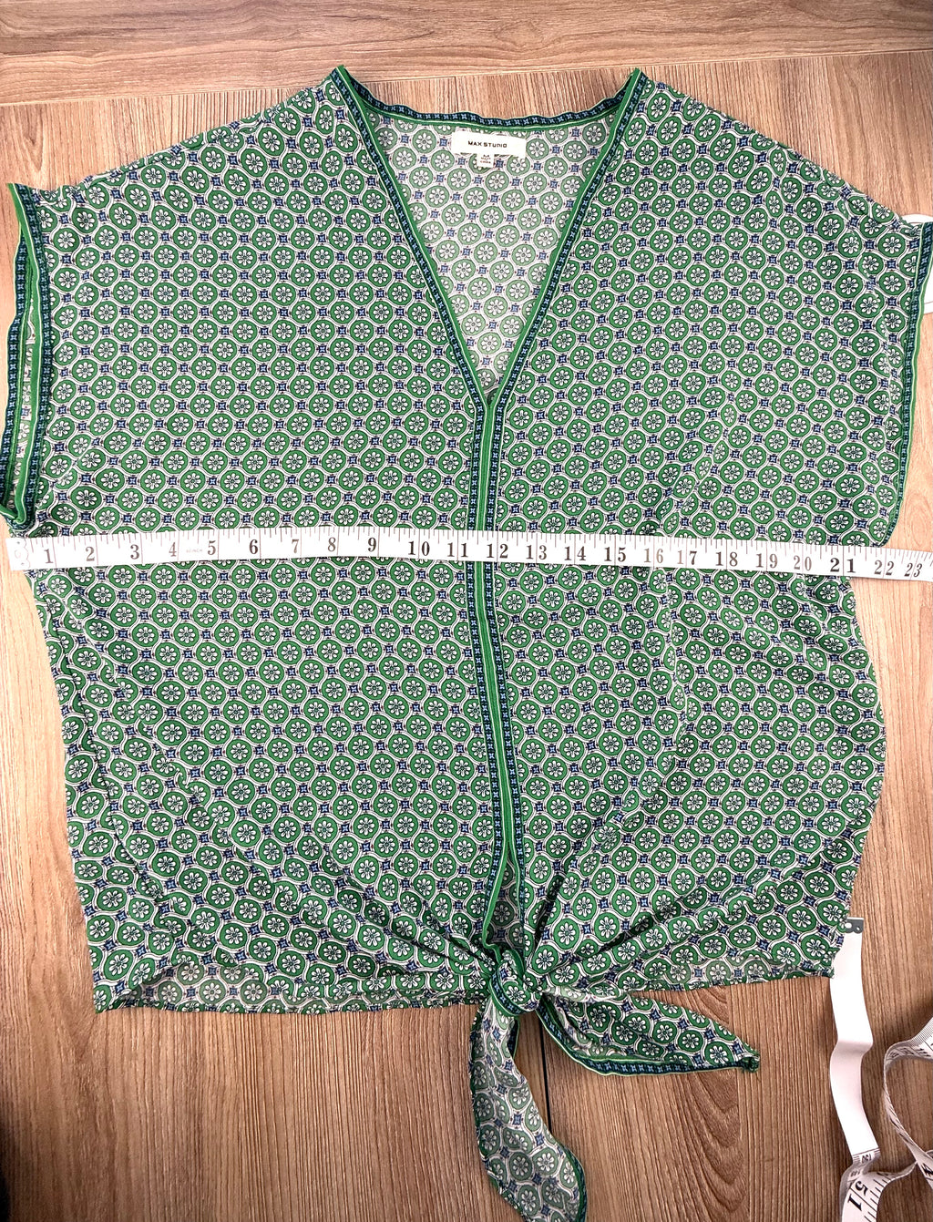 Max studio short sleeved summer tie front top measuring 42" bust 