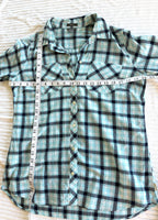 Resale 99% Cotton Eddie Bauer Plaid Button Front Shirt at Blue Sparrow Shop measuring 40" bust and 25" shoulder to hem 