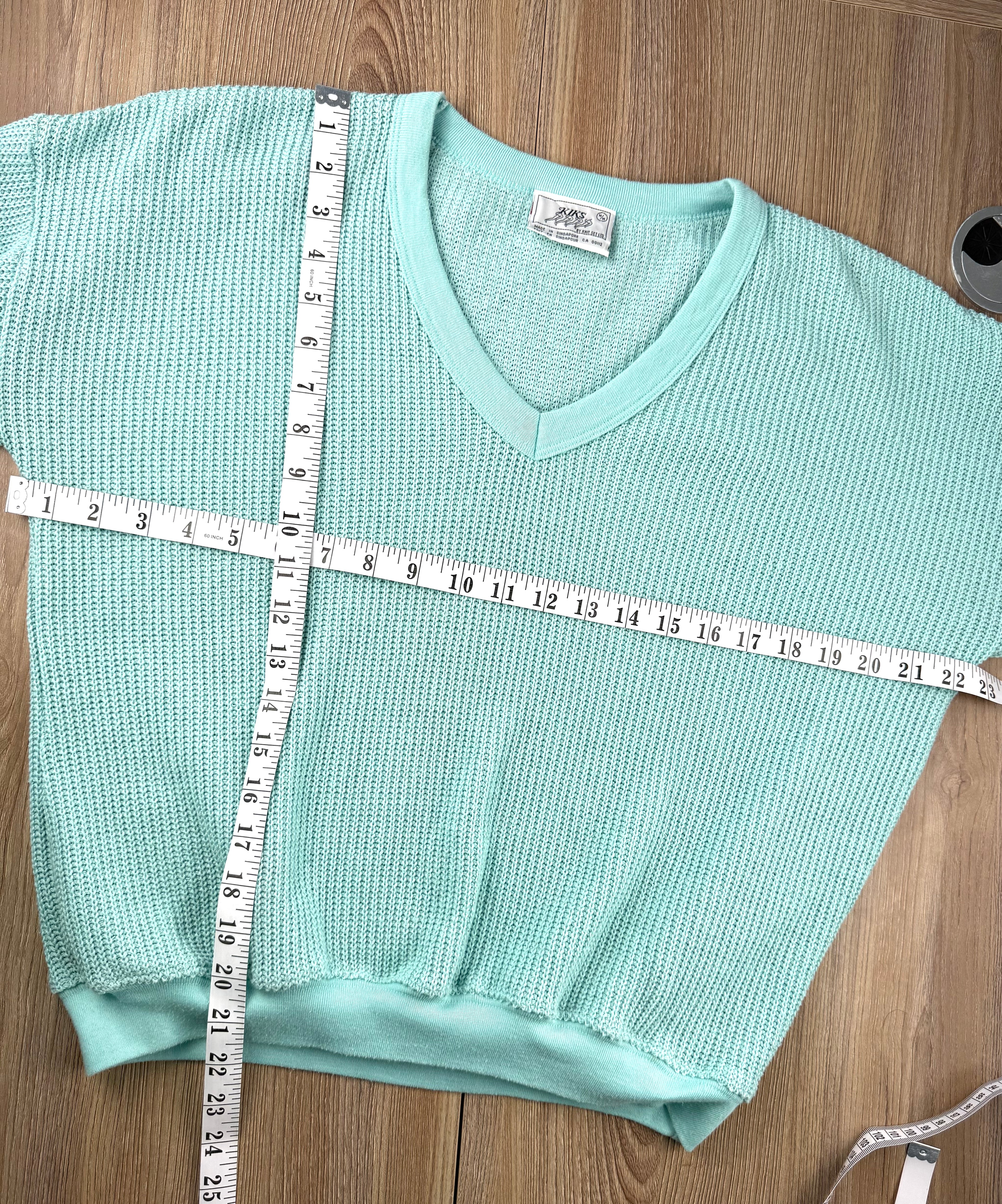 Retro 80's waffle knit sweater measuring 44" bust and 21" shoulder to hem 