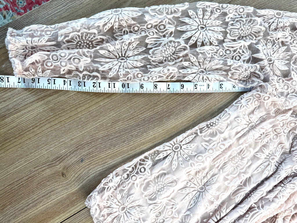 Romantic vibes lace top Made in Italy measuring sleeve 17"