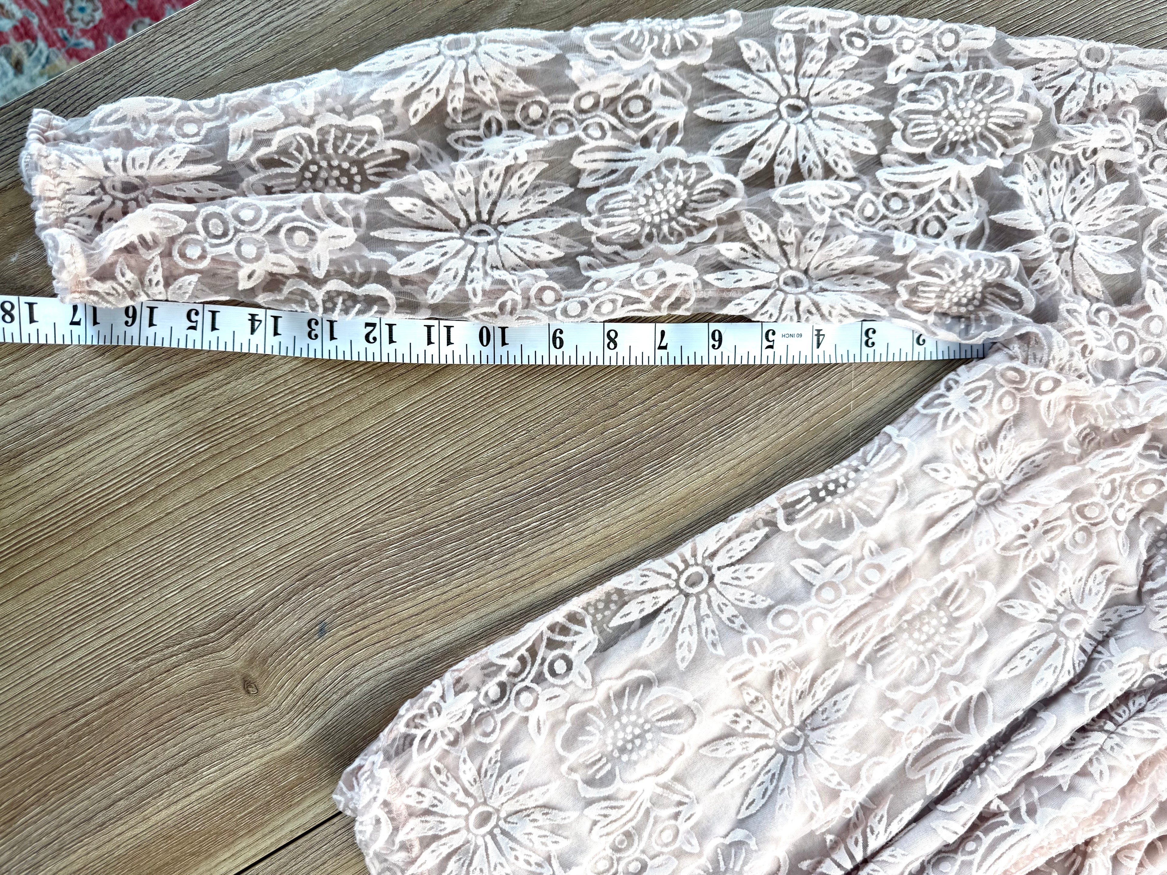 Romantic vibes lace top Made in Italy measuring sleeve 17"