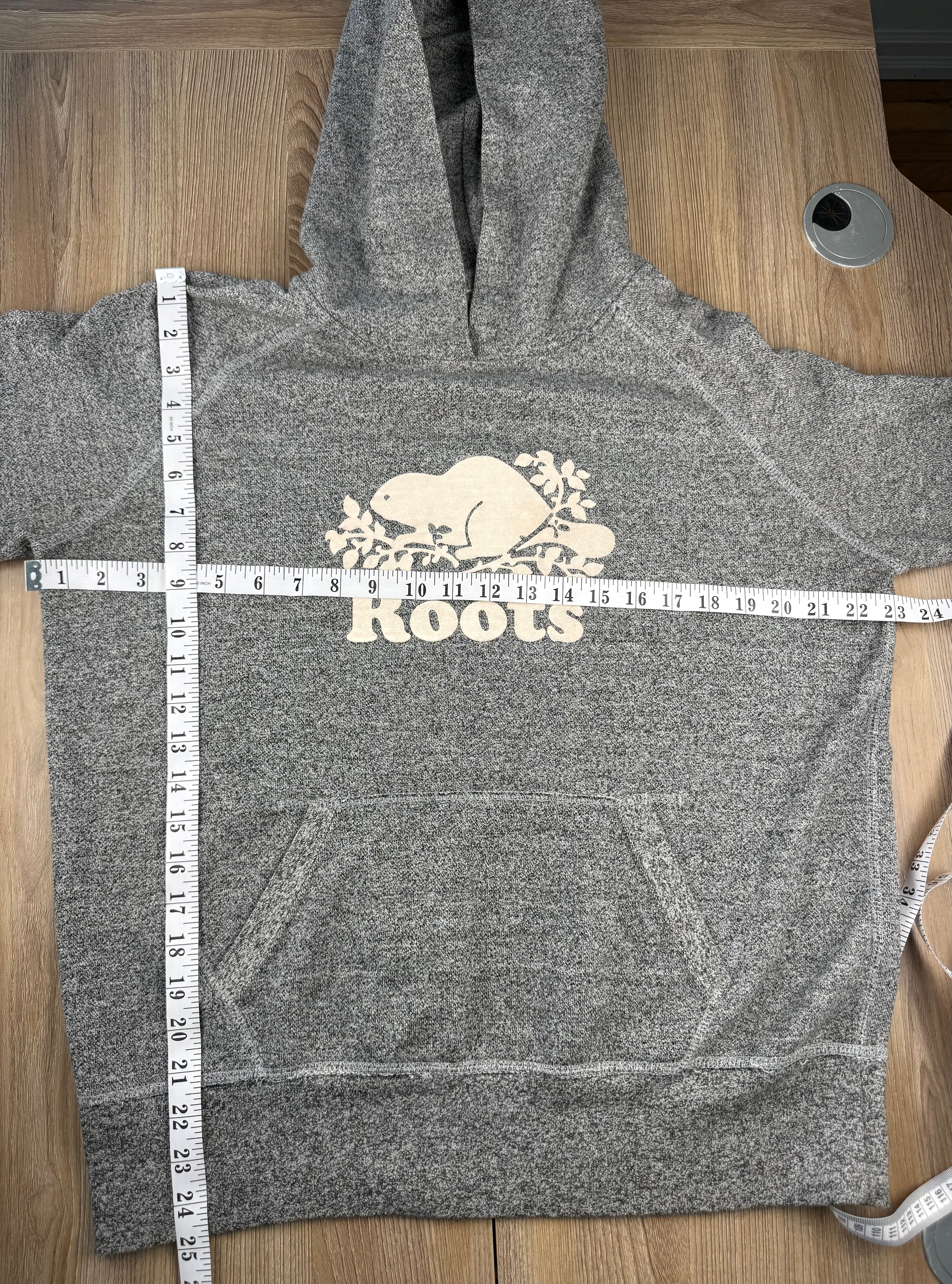 Roots Canada Pullover Hoodie at Blue Sparrow Shop measuring 46" bust and 25" shoulder to hem 