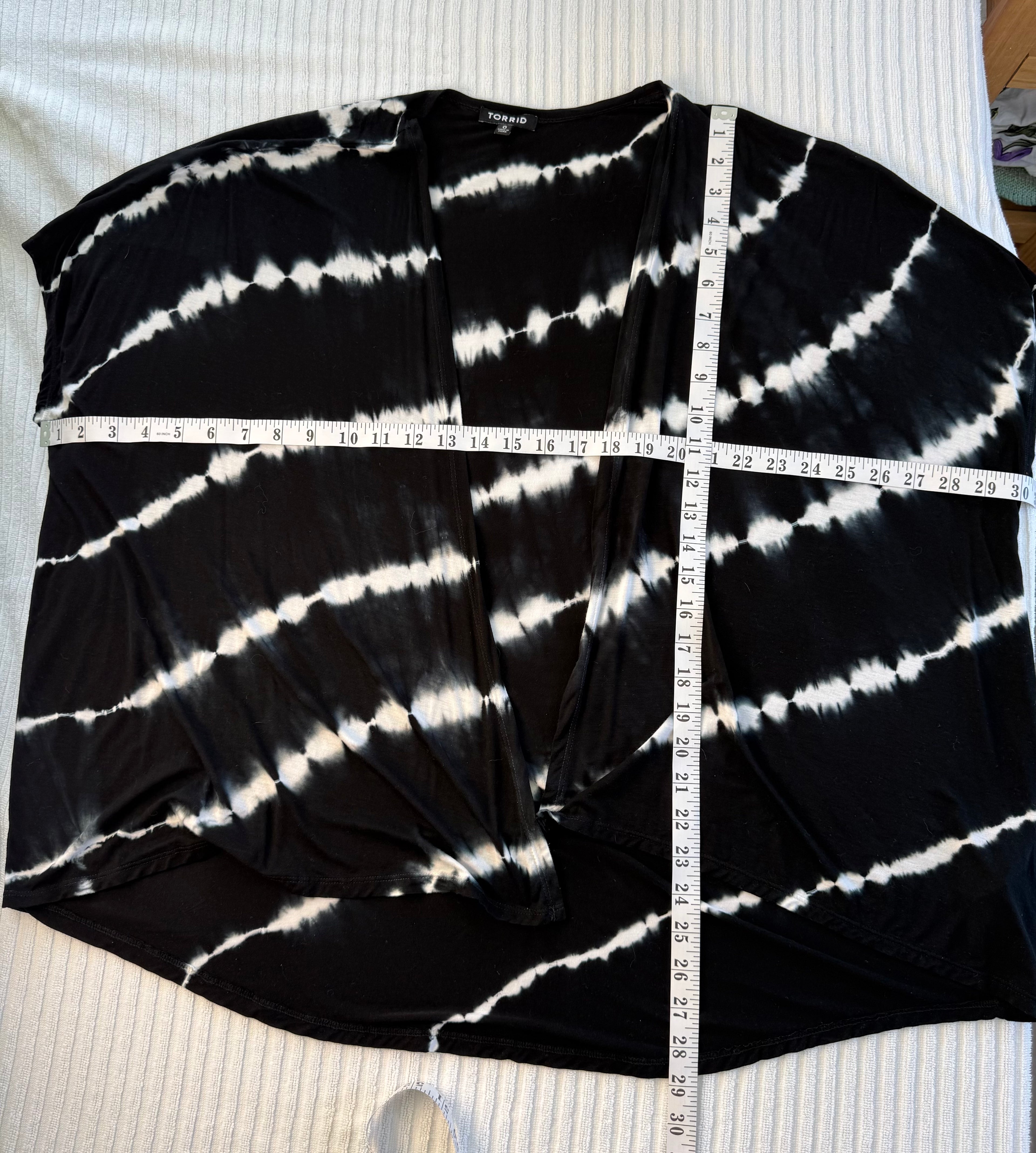 Torrid Tie-Dye Shibori Kimono Cardigan — Black and White | Open Front | Size 0 (12/14) at Blue Sparrow - Resale Reimagined measuring 60" bust and 29" shoulder to hem