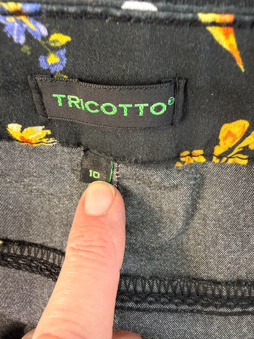 Tricotto label inside 67% cotton Tricotto black tropical botanical floral skinny pants  size 10 Canadian brand — Blue Sparrow Shop 