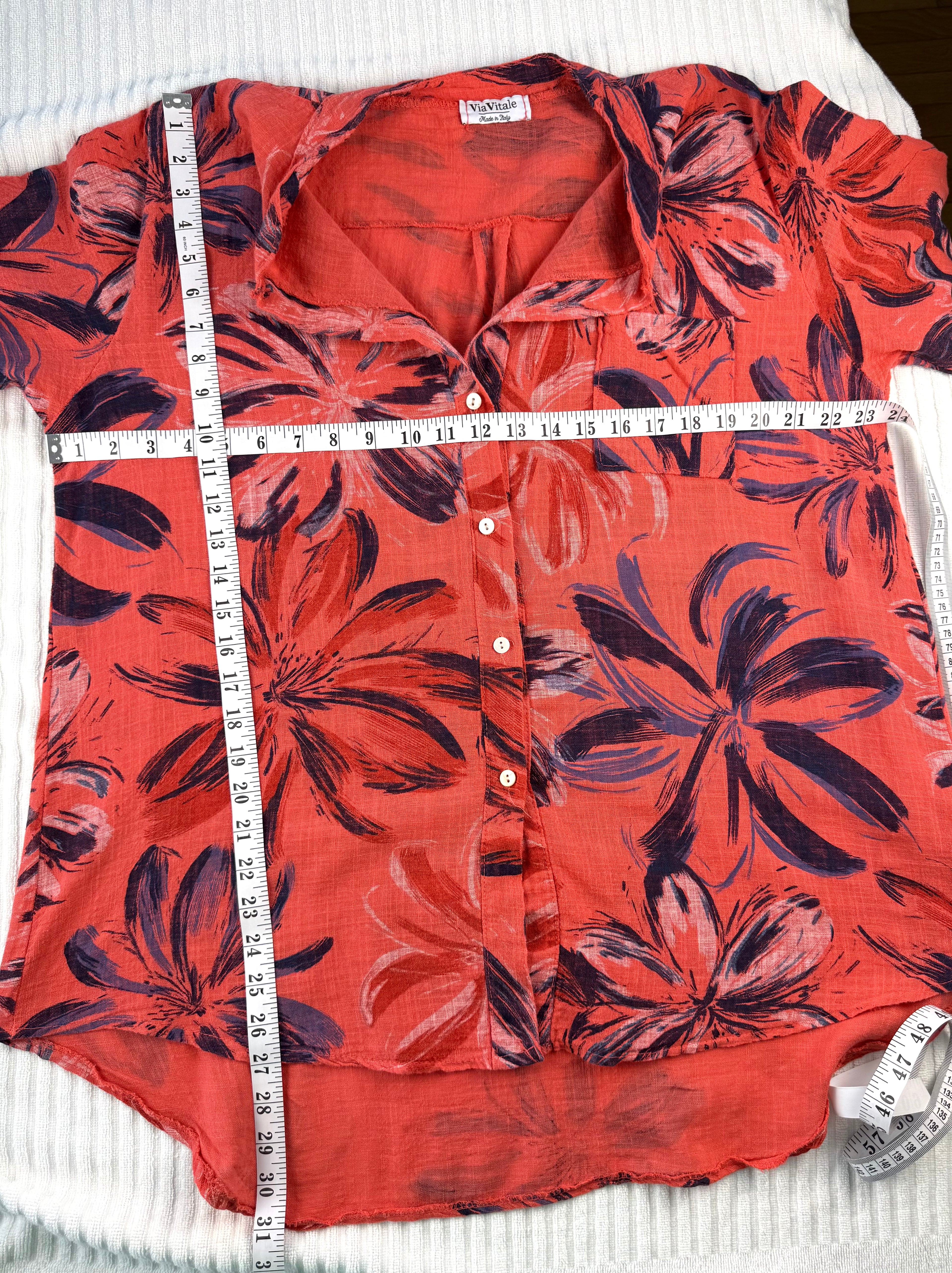 Via Vitale Made in Italy Linen Floral Blouse / overshirt at Blue Sparrow Shop measuring 46" bust and 27" front 31" back shoulder to hem 